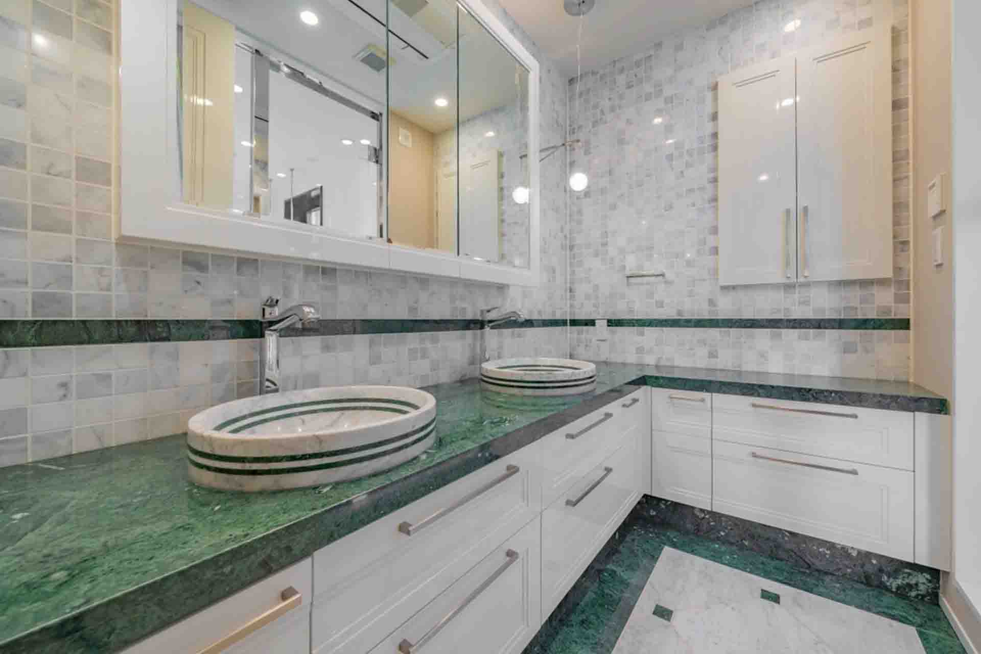 Park Court Roppongi Hilltop Bathroom.jpg