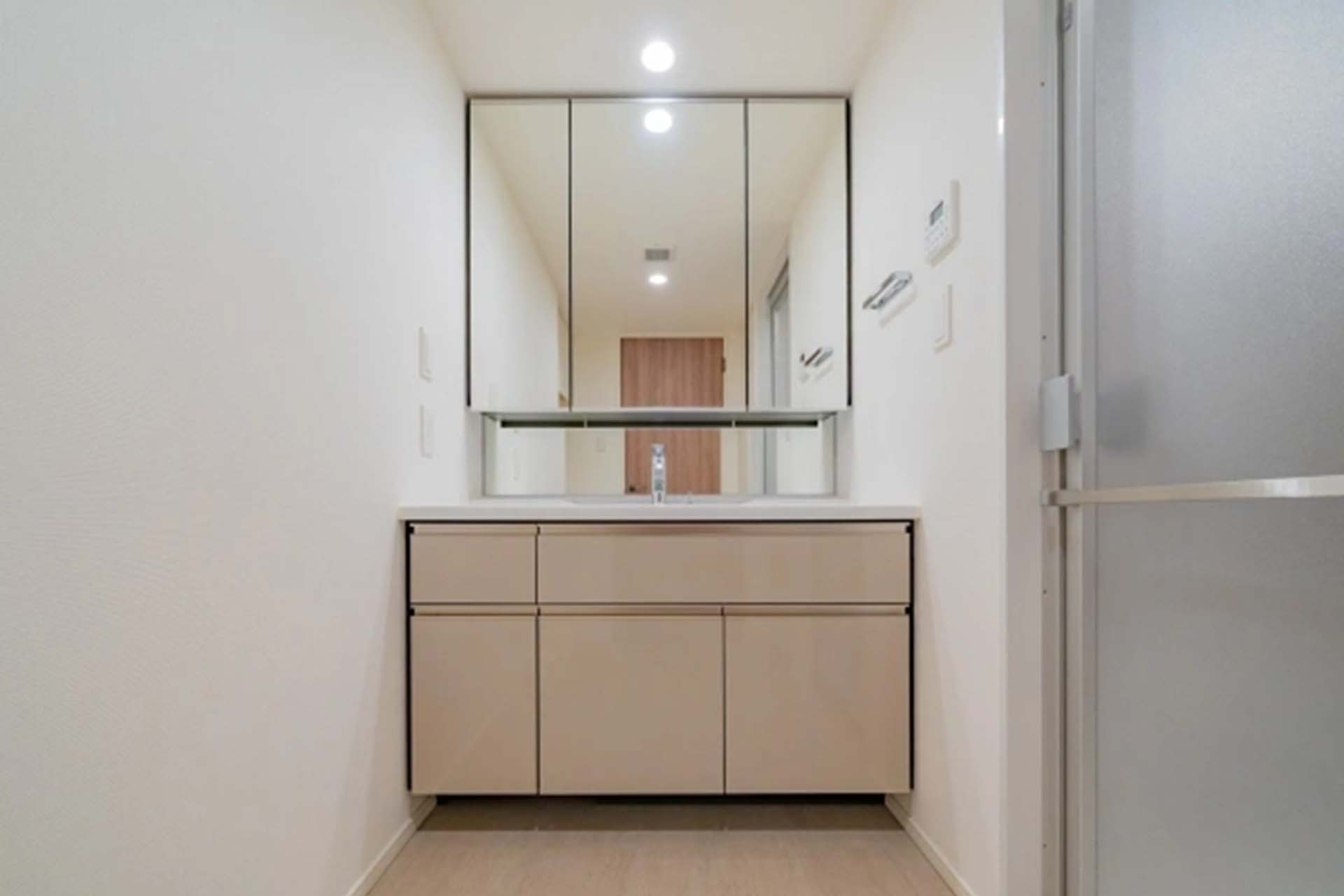 Park Tower Kachidoki South Bathroom.jpg