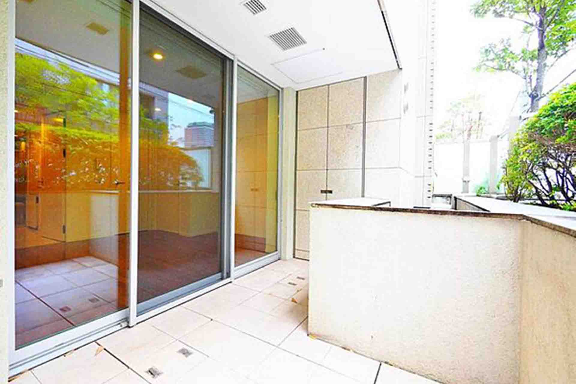 Park Mansion Roppongi Balcony.jpg