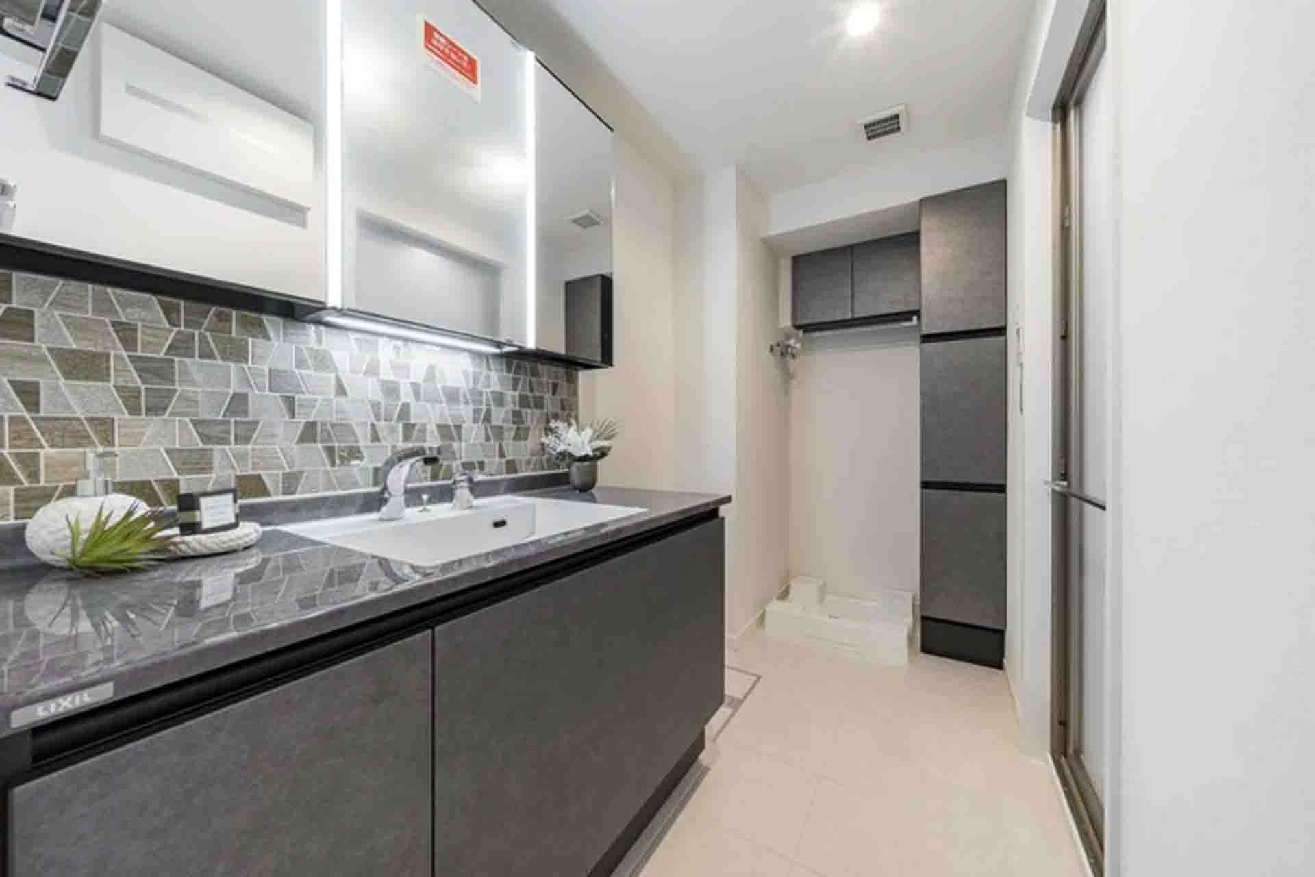 Diana Court Gakugei daigaku Bathroom.jpg