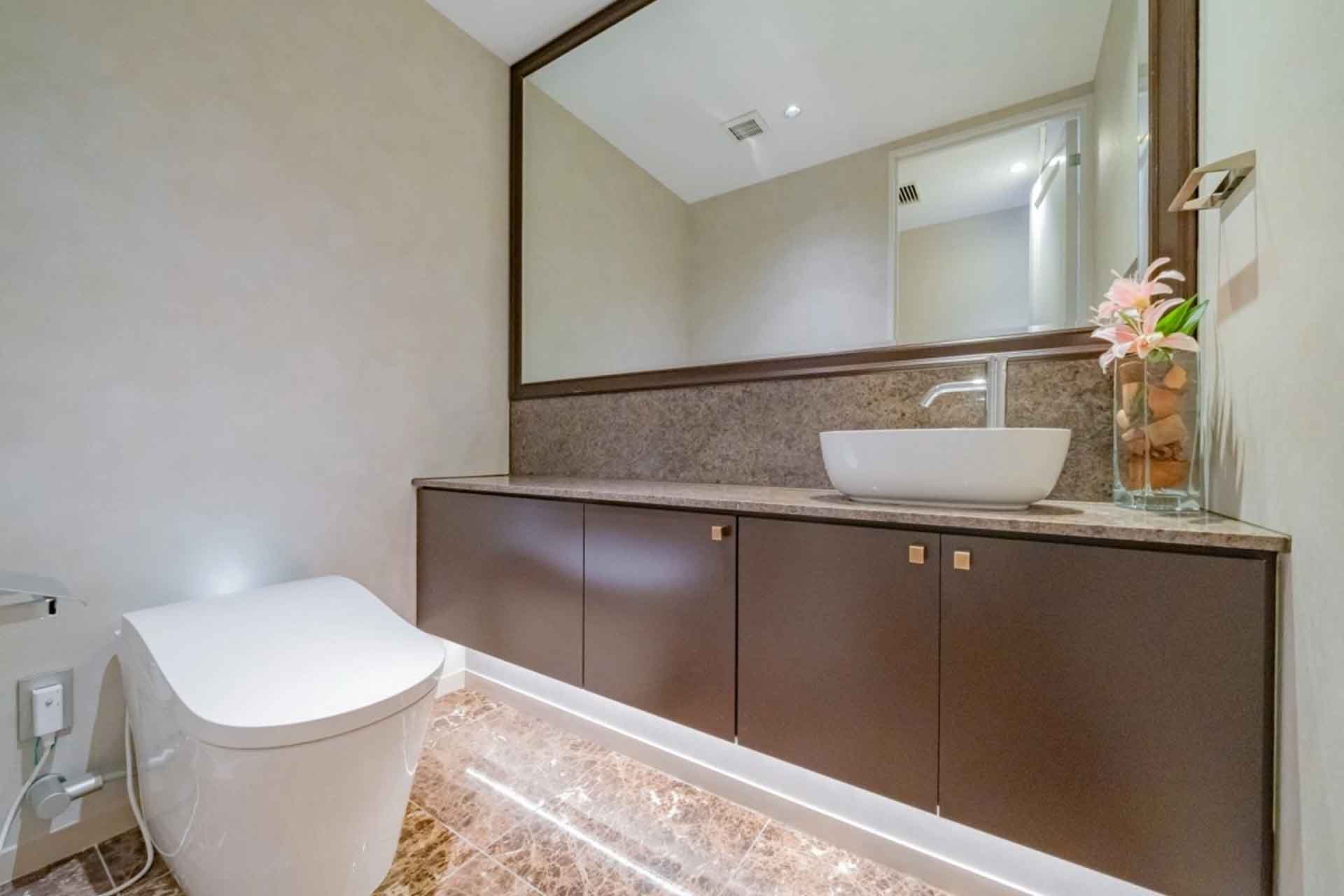 Tokyo Twin Parks Light Wing restroom.jpg