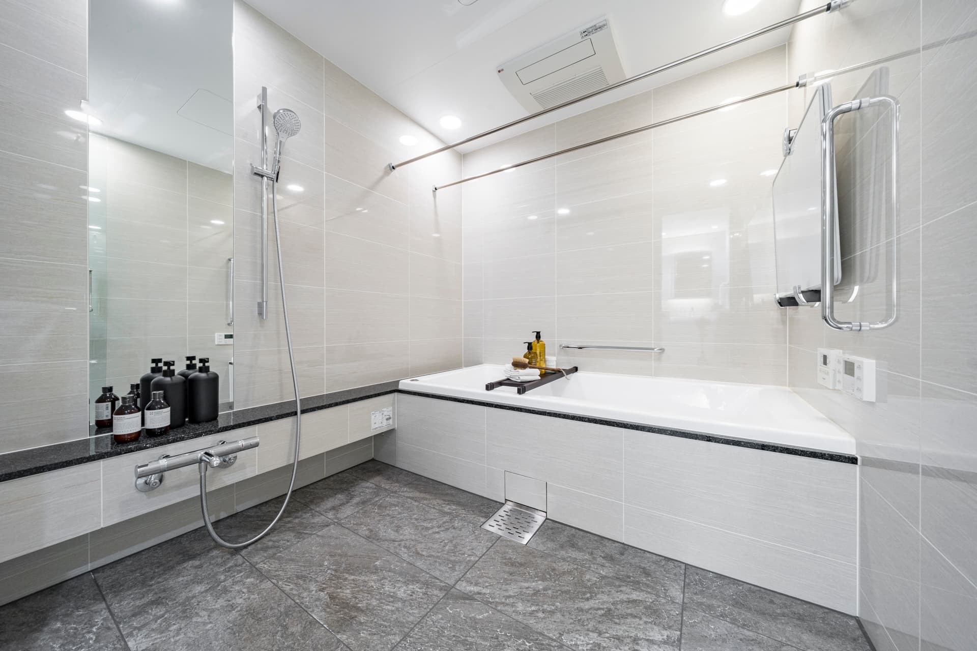 PROUD DAIKANYAMA TERRACE Bathroom.jpg