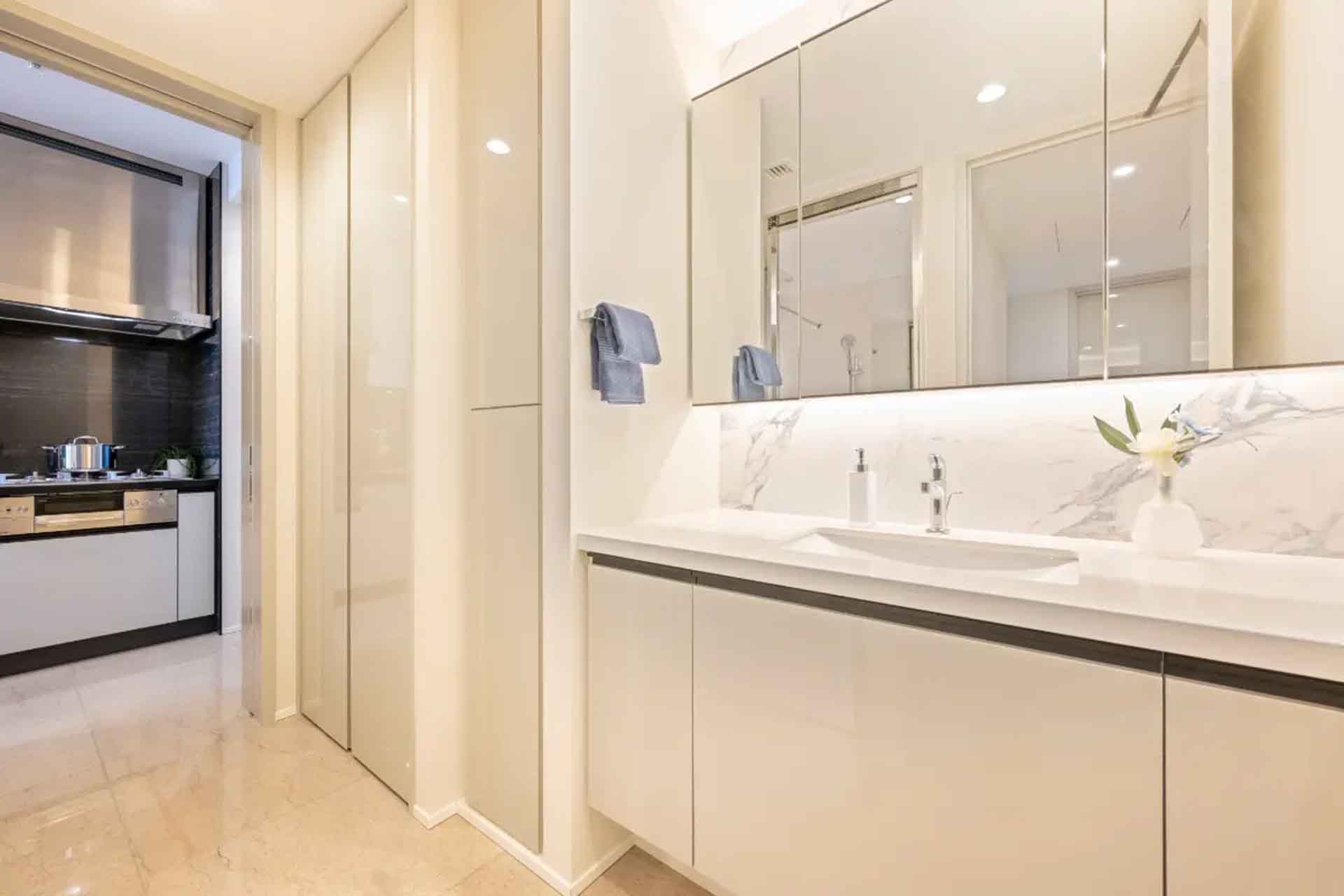 Park Court Aoyama The Tower Bathromm.jpg