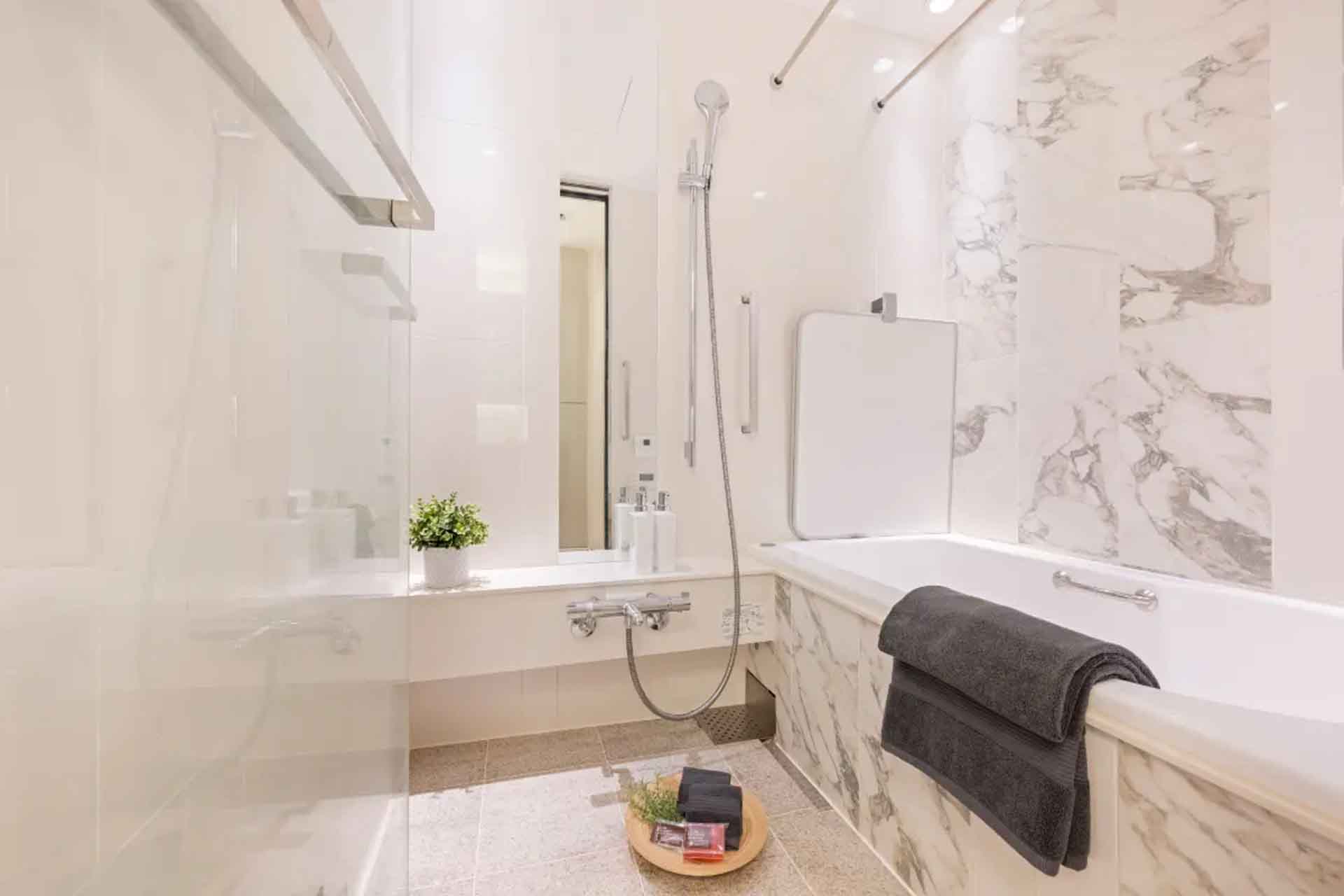 Park Court Aoyama The Tower Bathroom2.jpg