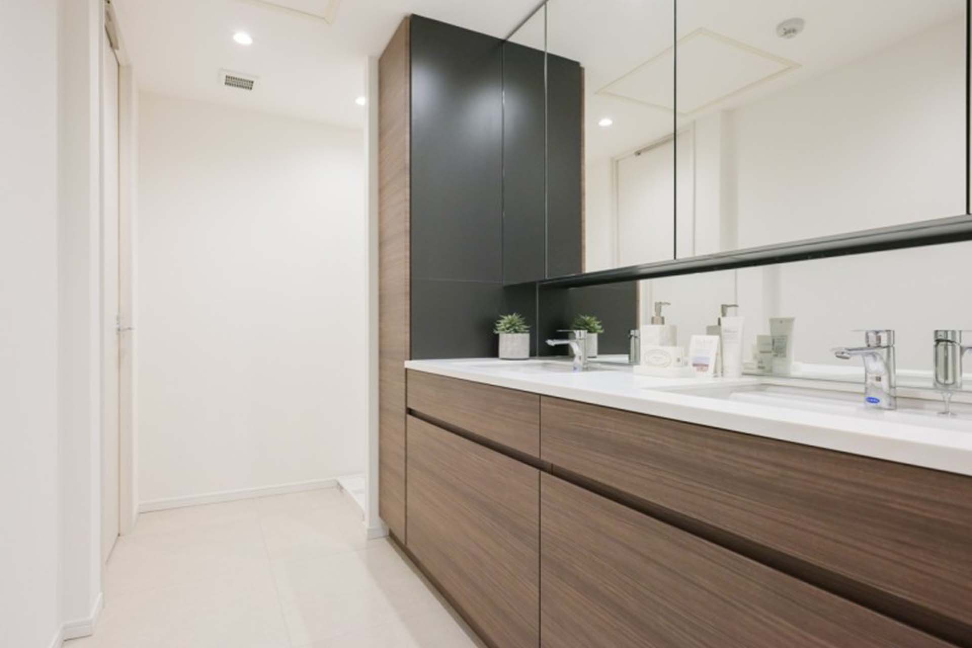 CENTURY PARK TOWER Bathroom.jpg