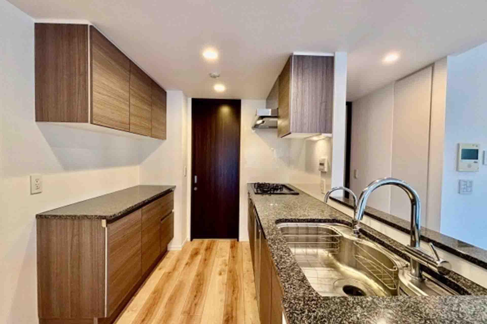 CLASSY HOUSE SHIROKANE  kitchen.jpg
