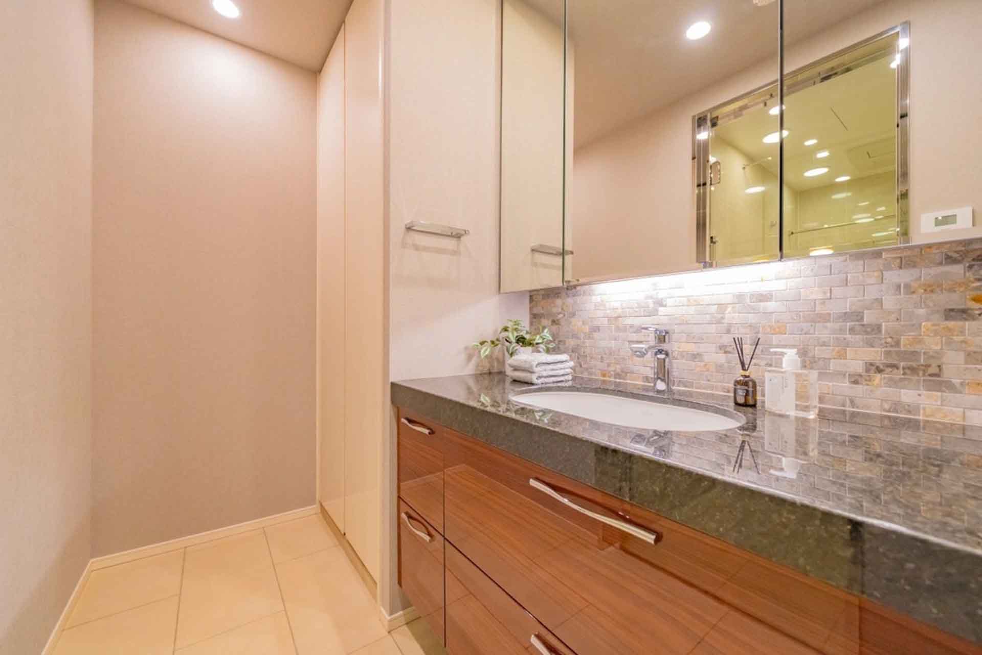 Park Court Akasaka Sakurazaka Bathroom.jpg