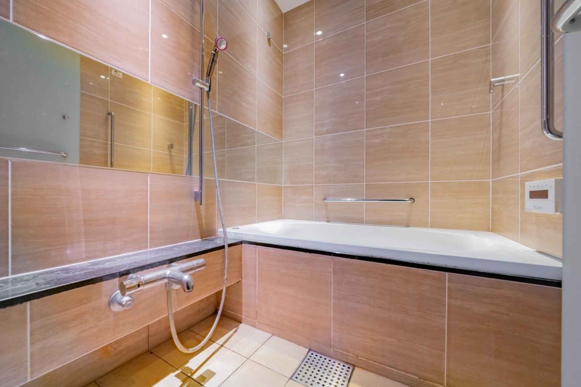 Park Court Roppongi Hilltop Bathroom.jpg