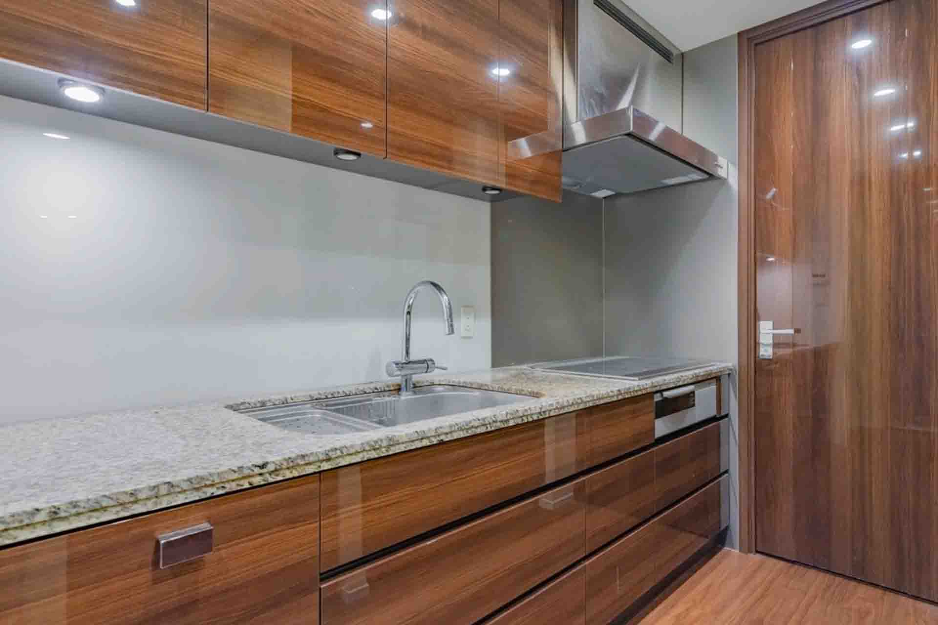 Park Court Roppongi Hilltop kitchen.jpg