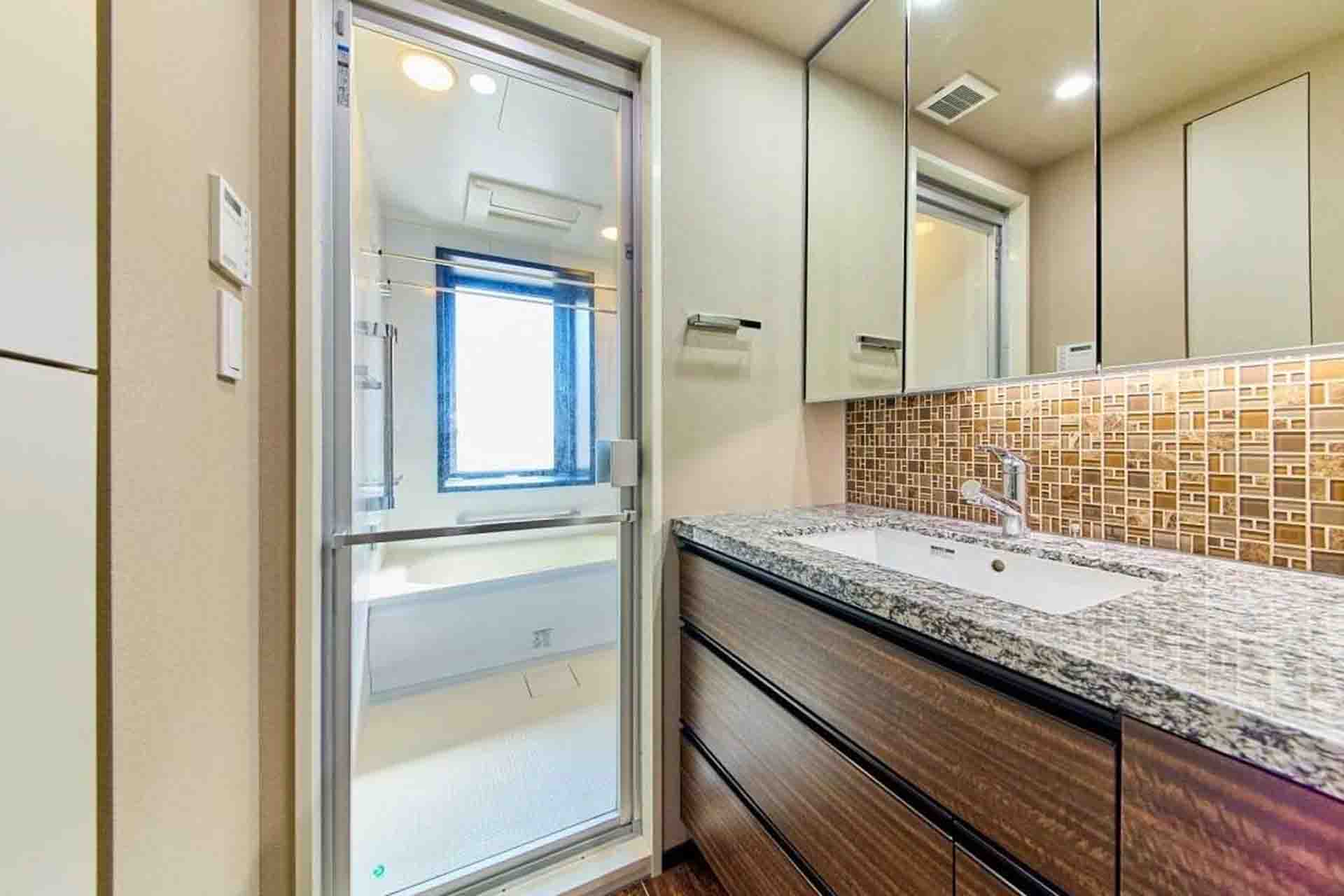Park Luxe Toranomon Bathroom2.jpg