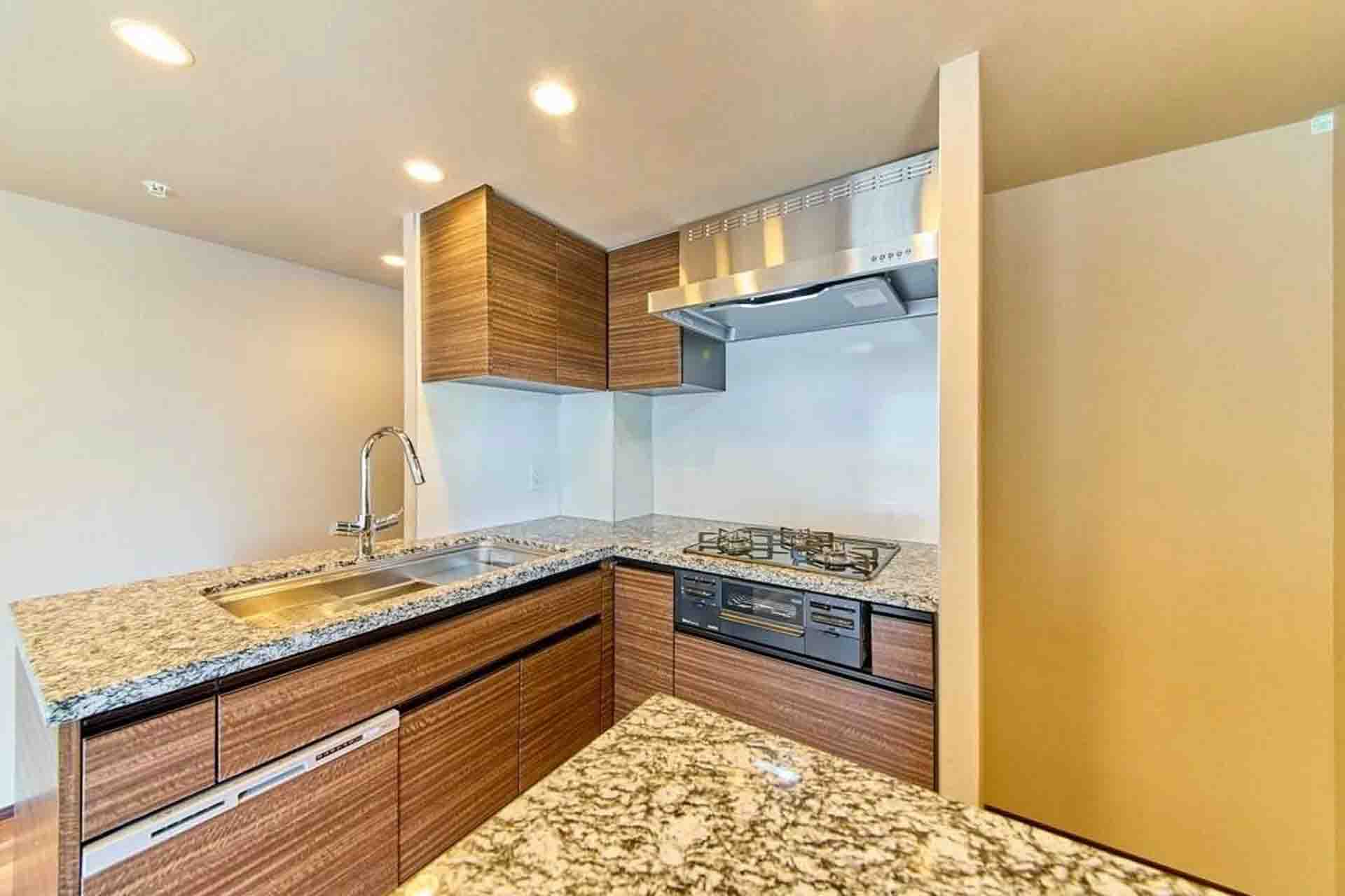 Park Luxe Toranomon kitchen.jpg