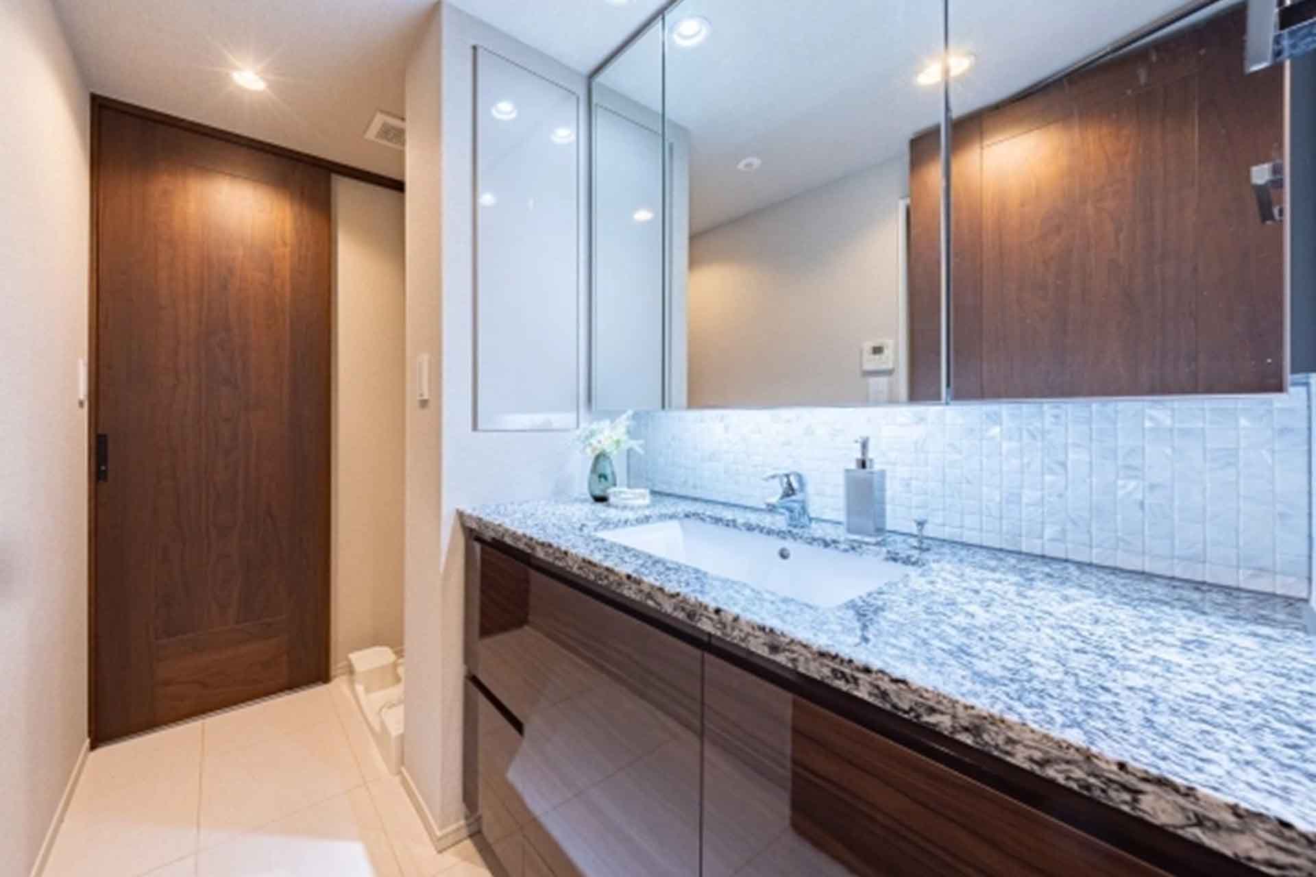 Park Nade Motoazabu Bathroom.jpg