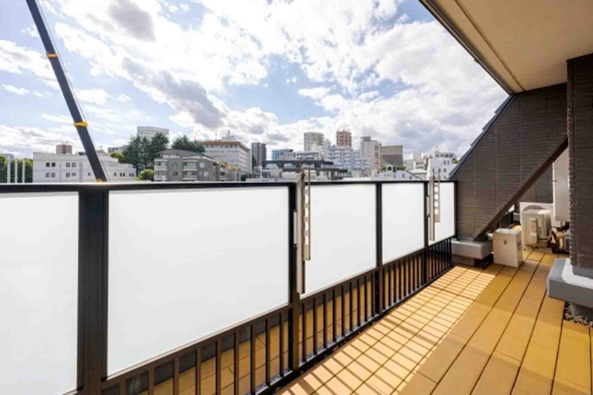 Park Nade Motoazabu Balcony.jpg