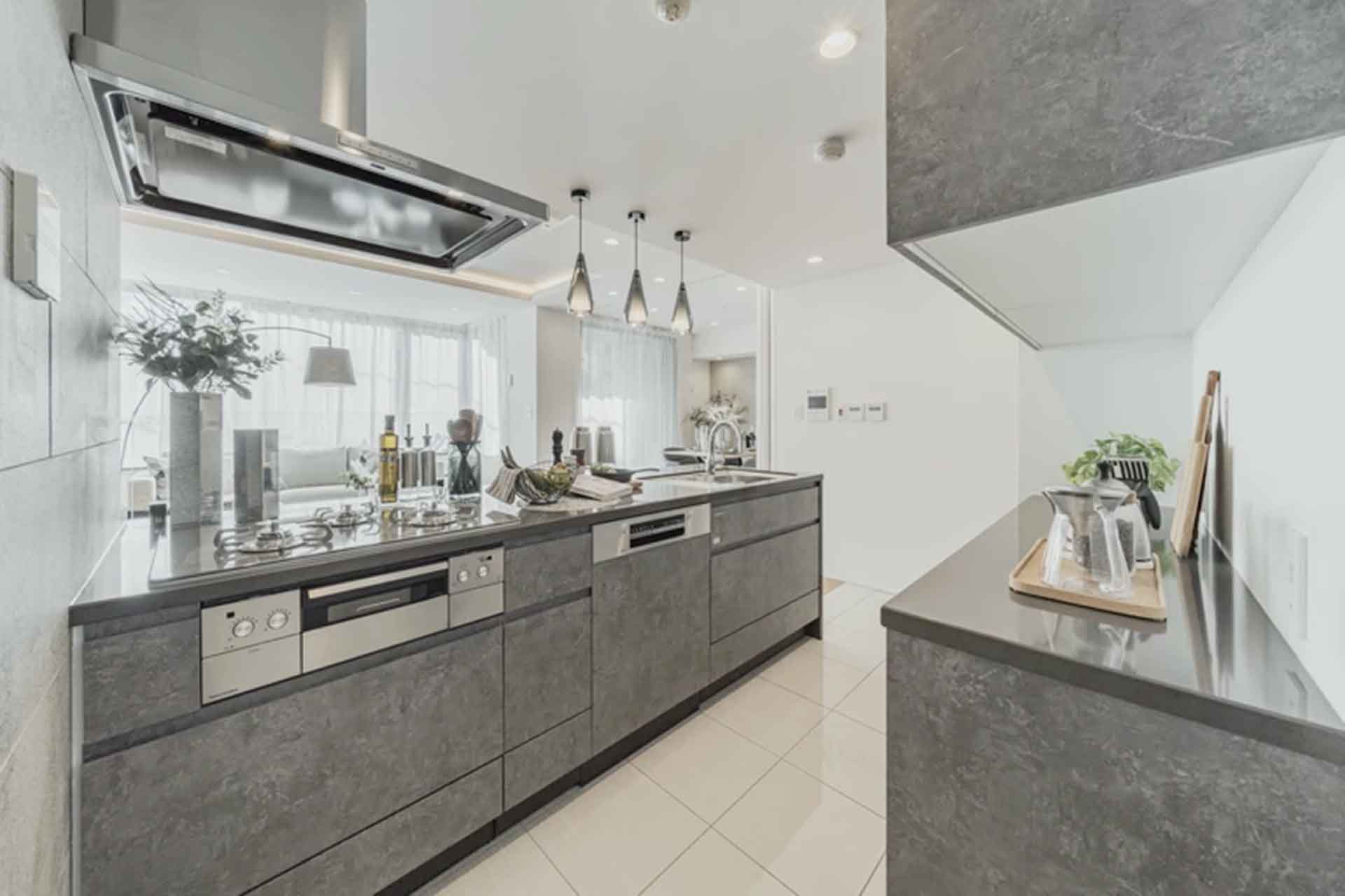 Park Court Mita Tsunamachi kitchen.jpg