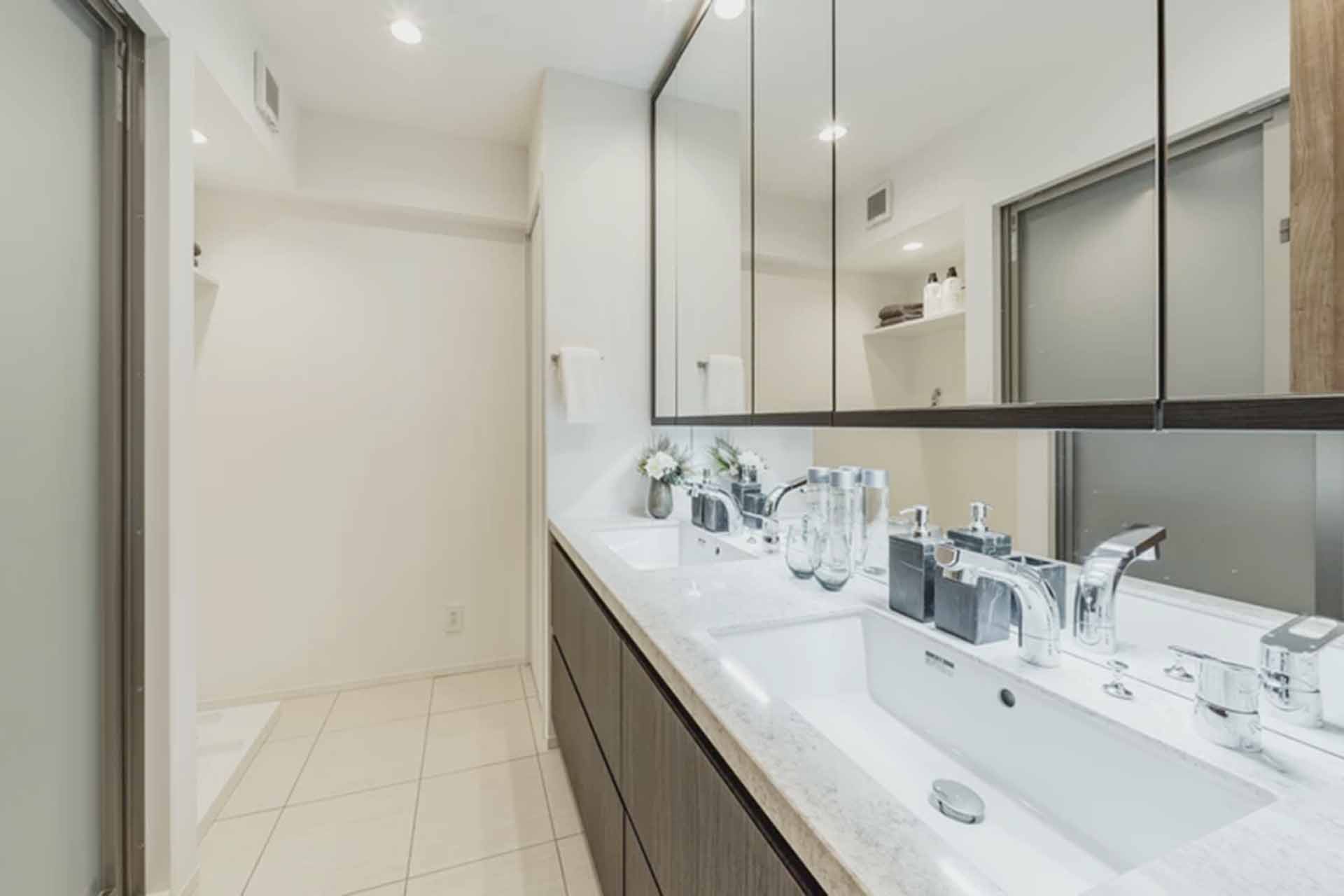 Park Court Mita Tsunamachi Bathroom.jpg