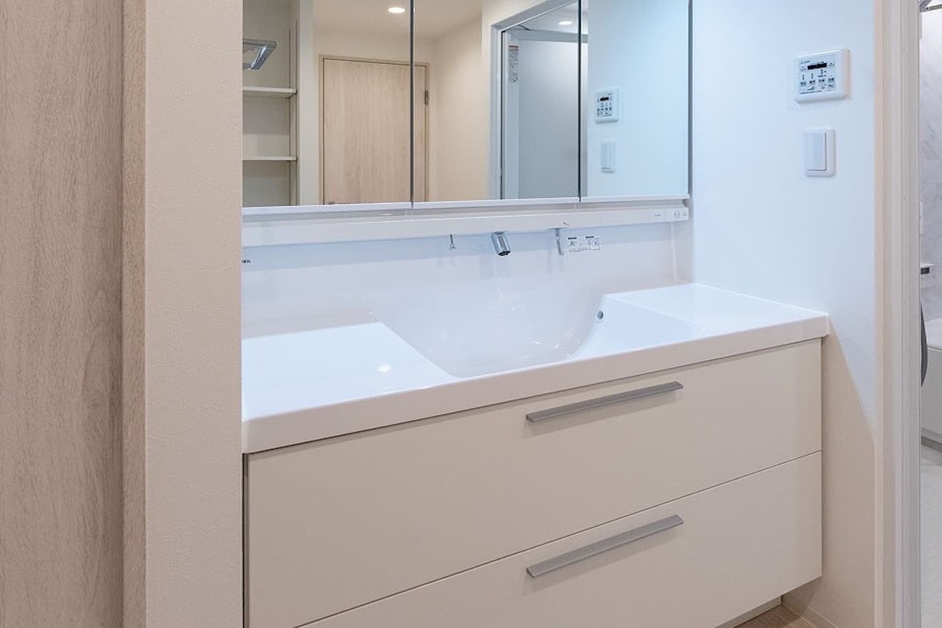 Bay Court Shibaura Bathroom.jpg