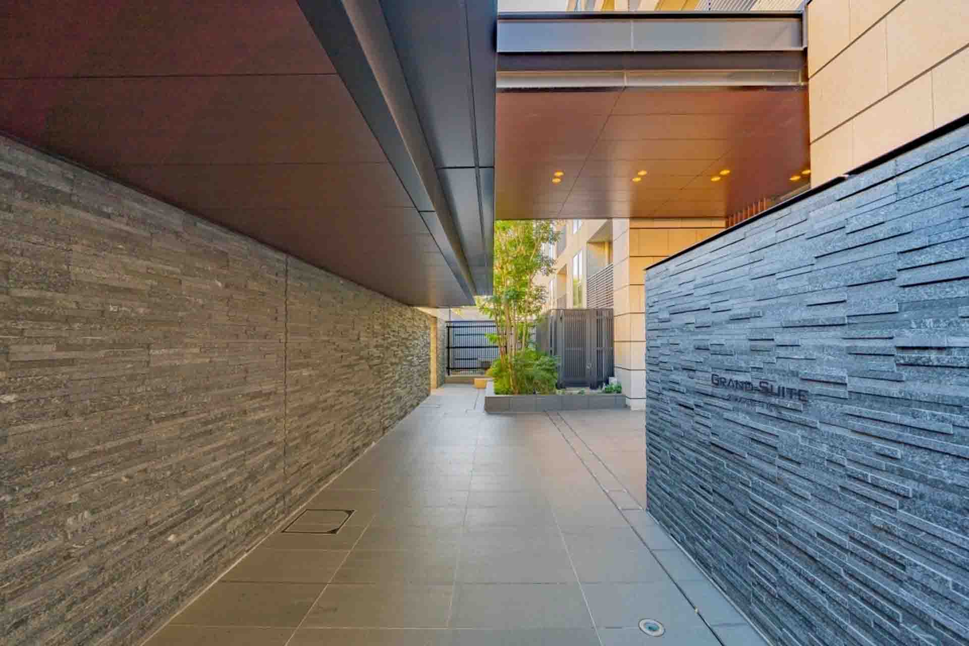 Grand Suite Hiroo ent.jpg