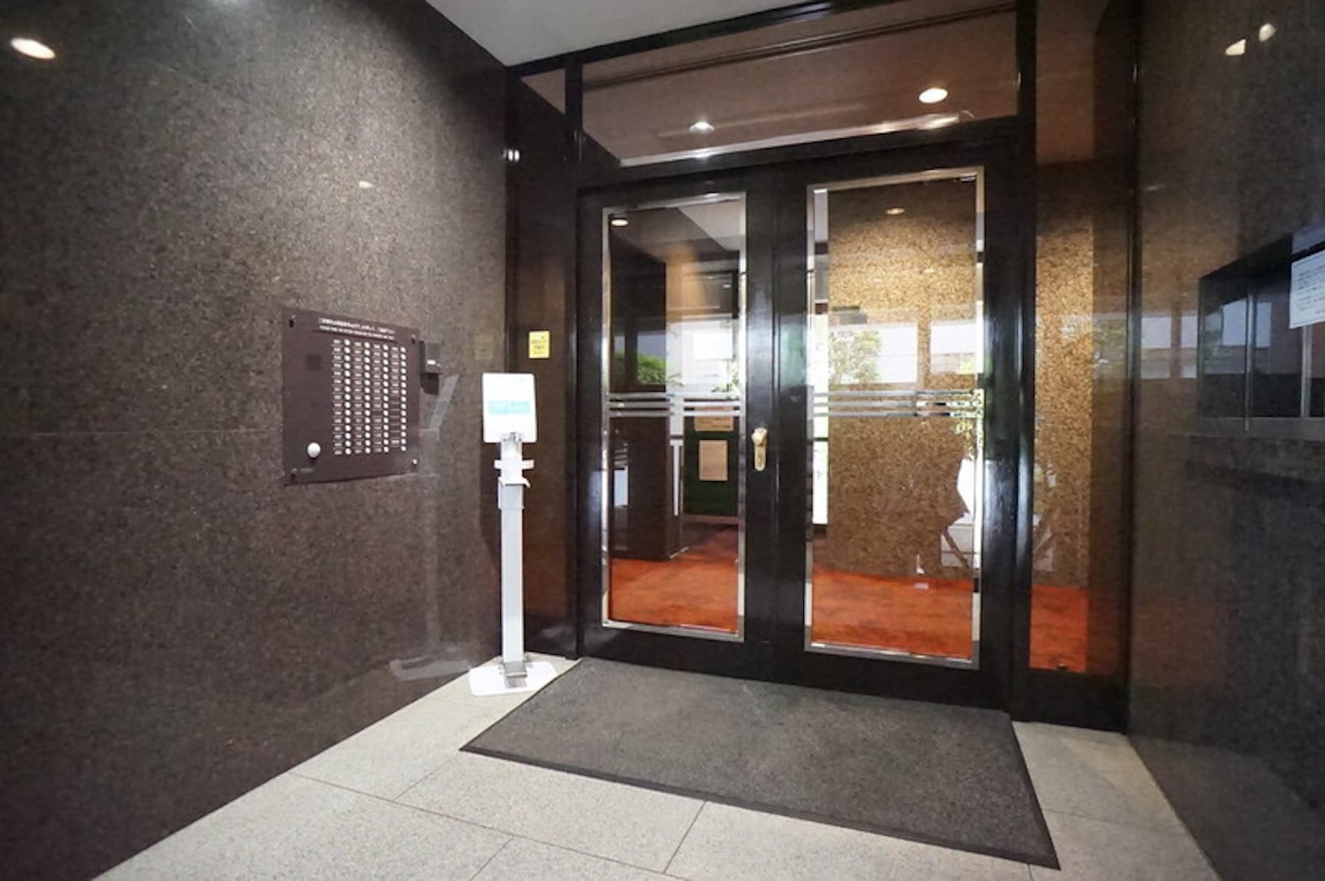 Motoakasaka Towers ent.jpg
