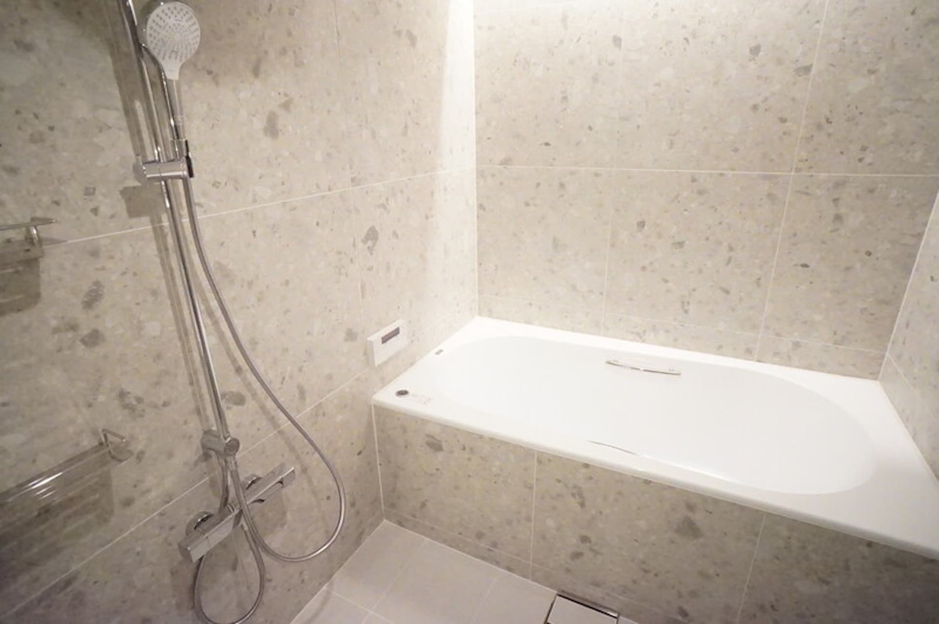 Motoakasaka Towers Bathroom.jpg