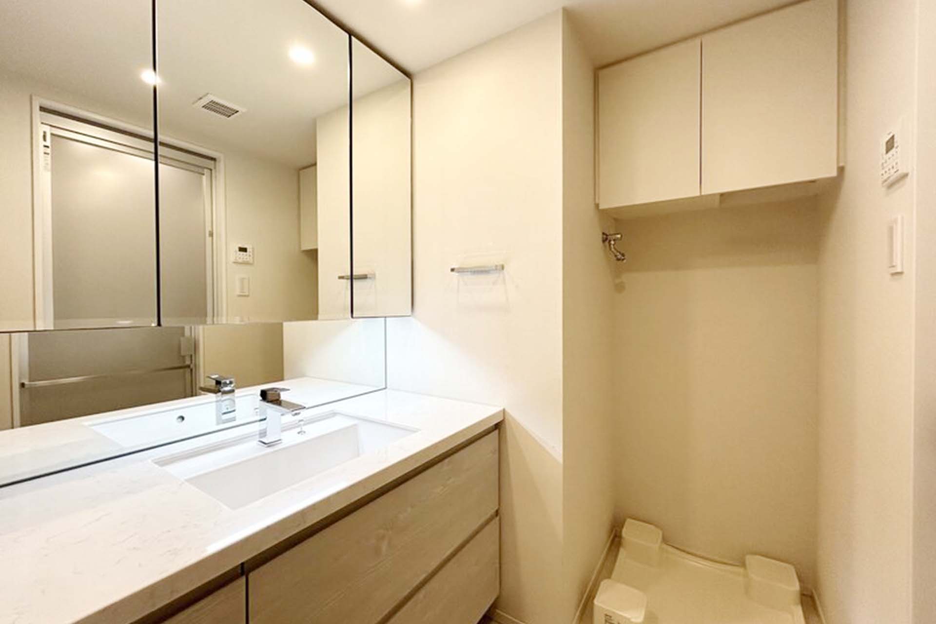 Park Court Minamiazabu Bathroom.jpg