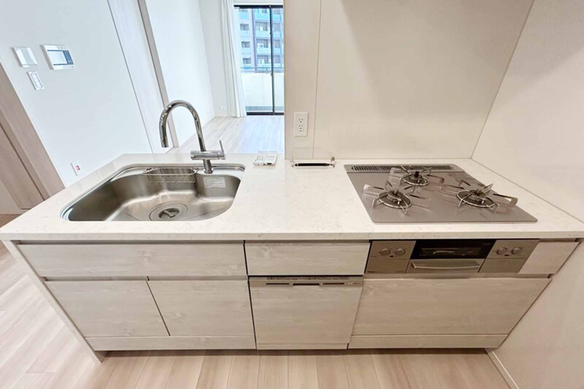 Park Court Minamiazabu kitchen.jpg