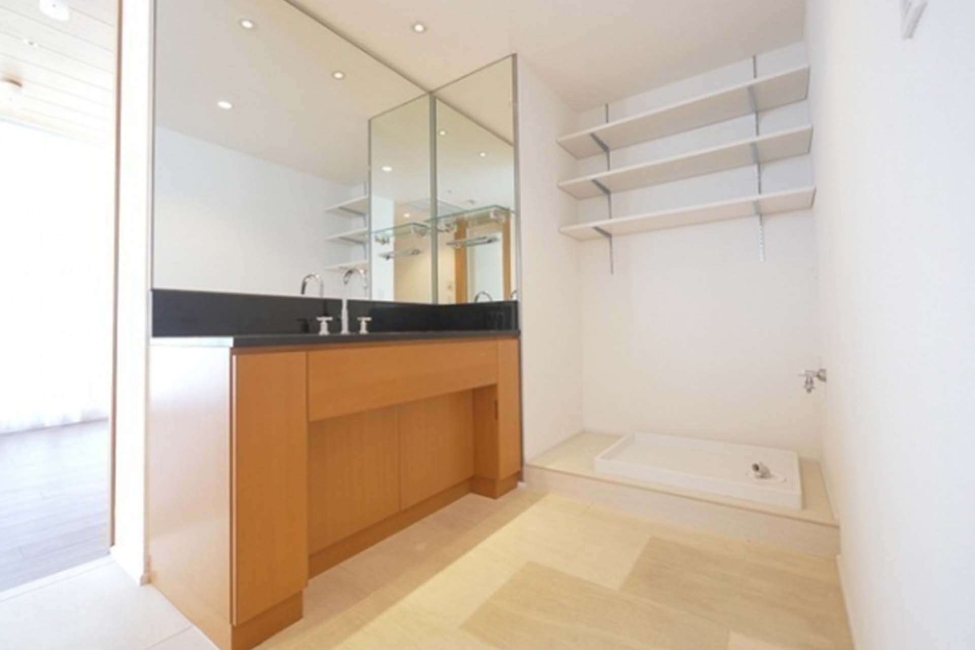 Wellis Urban Shinagawa Tower Bathroom.jpg