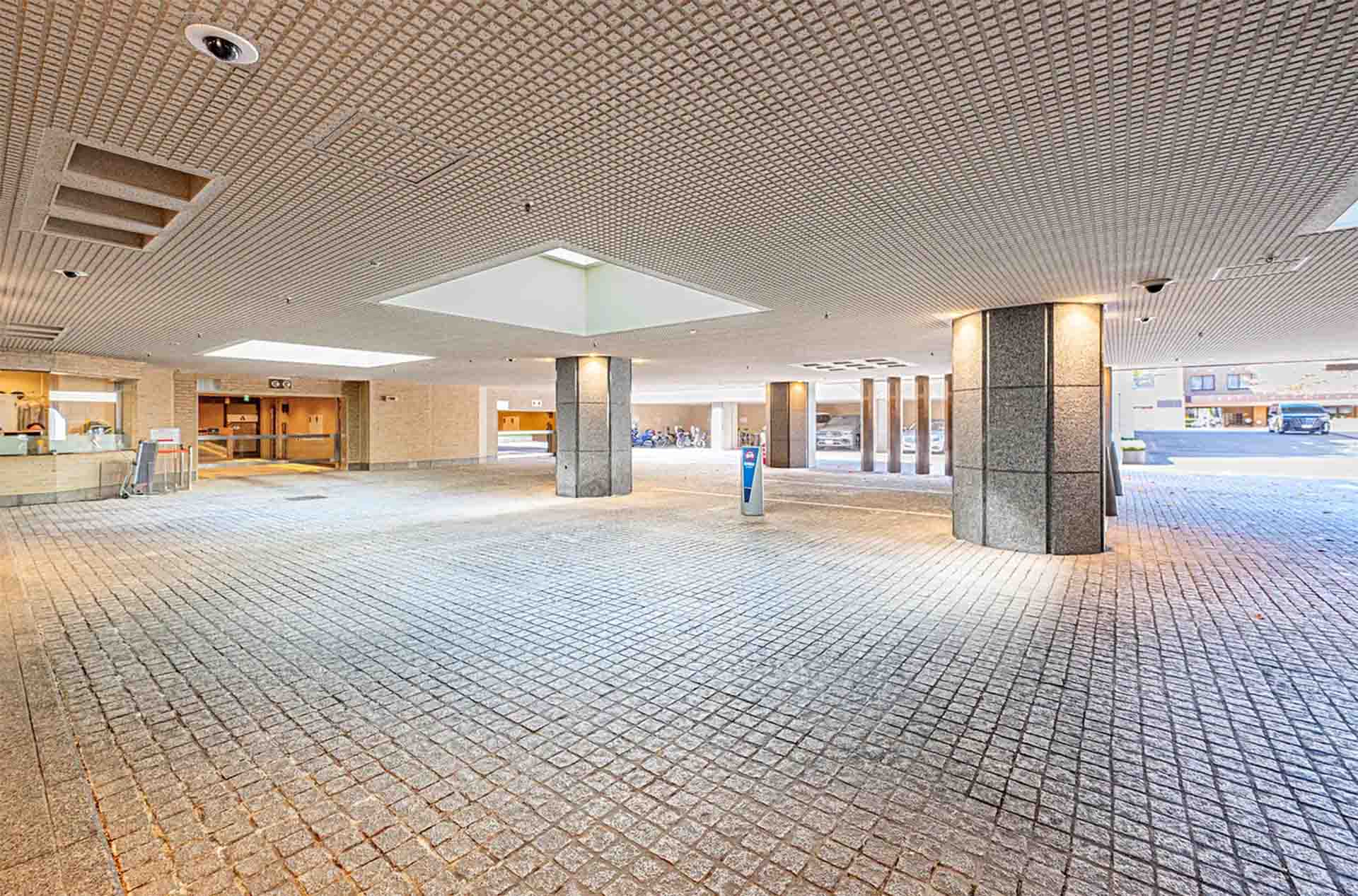 Motoazabu Hills Forest Tower ent.jpg