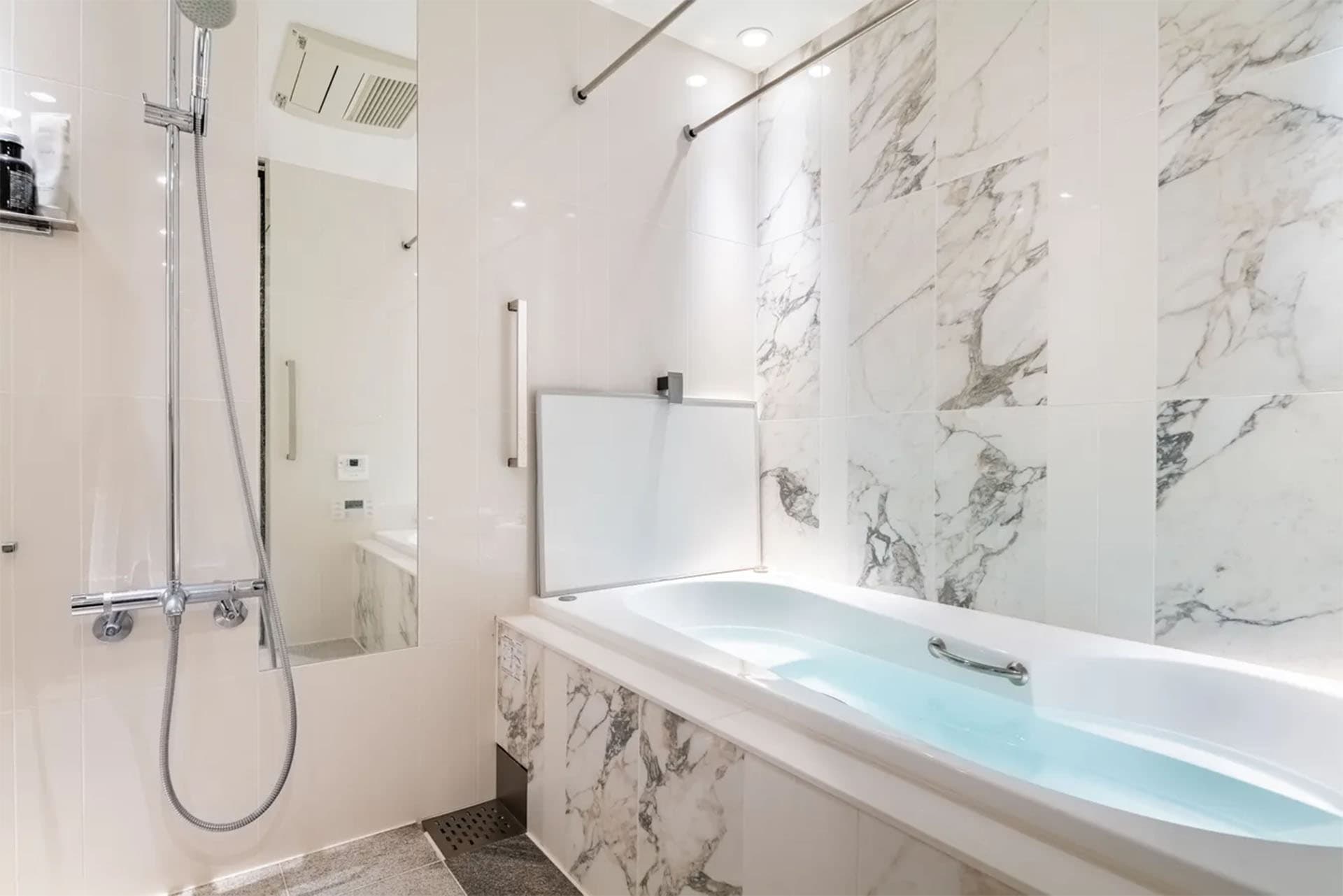 Park Court Aoyama The Tower Bathroom.jpg