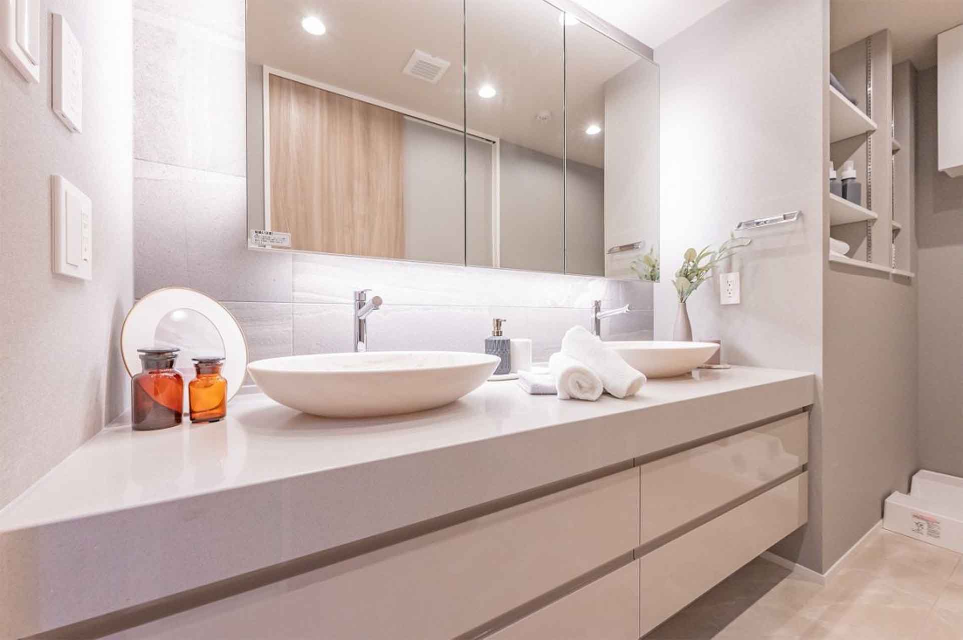 CENTURY PARK TOWER Bathroom2.jpg