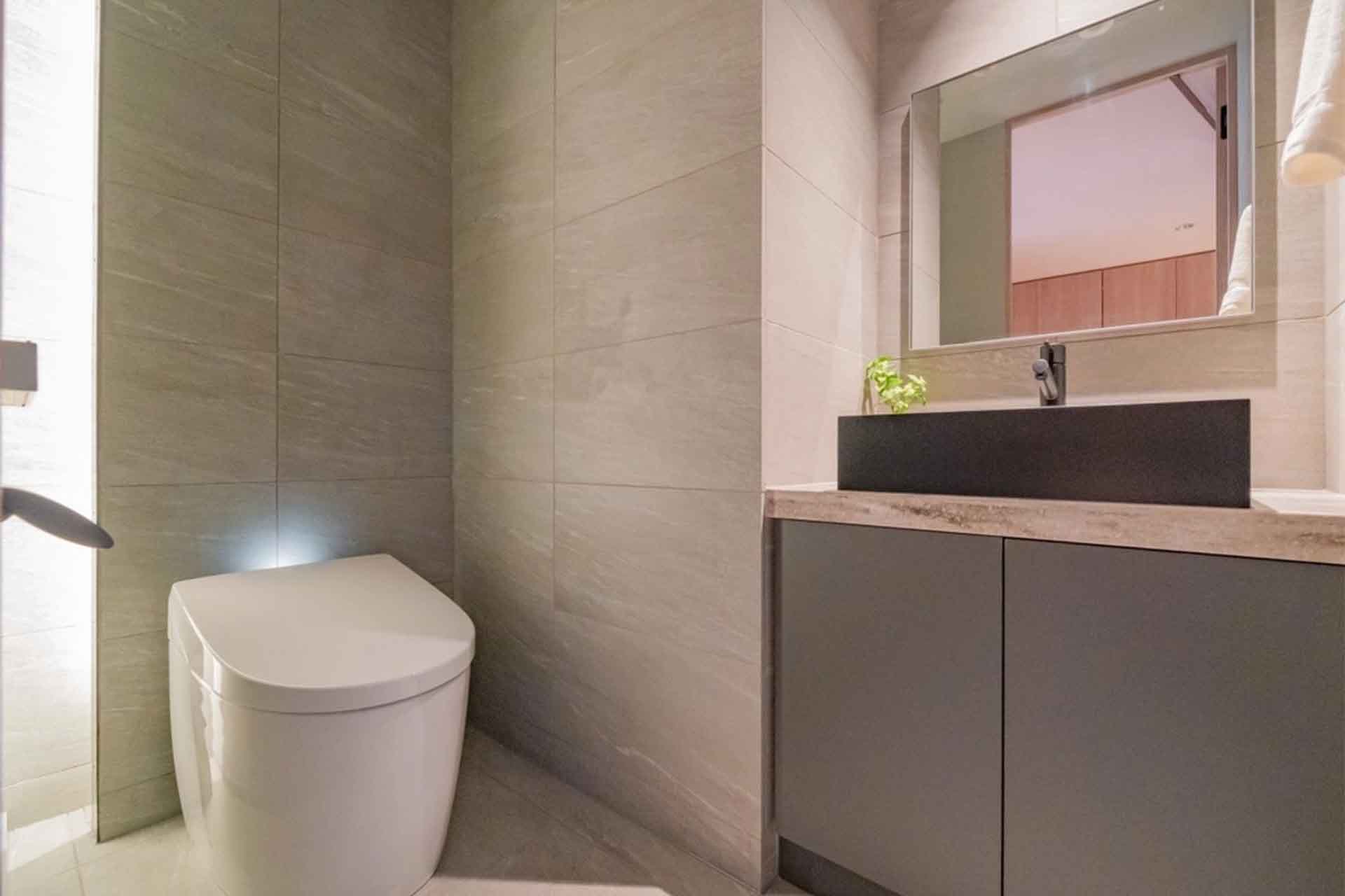 Hiroo Garden Hills Center Hill  restroom.jpg