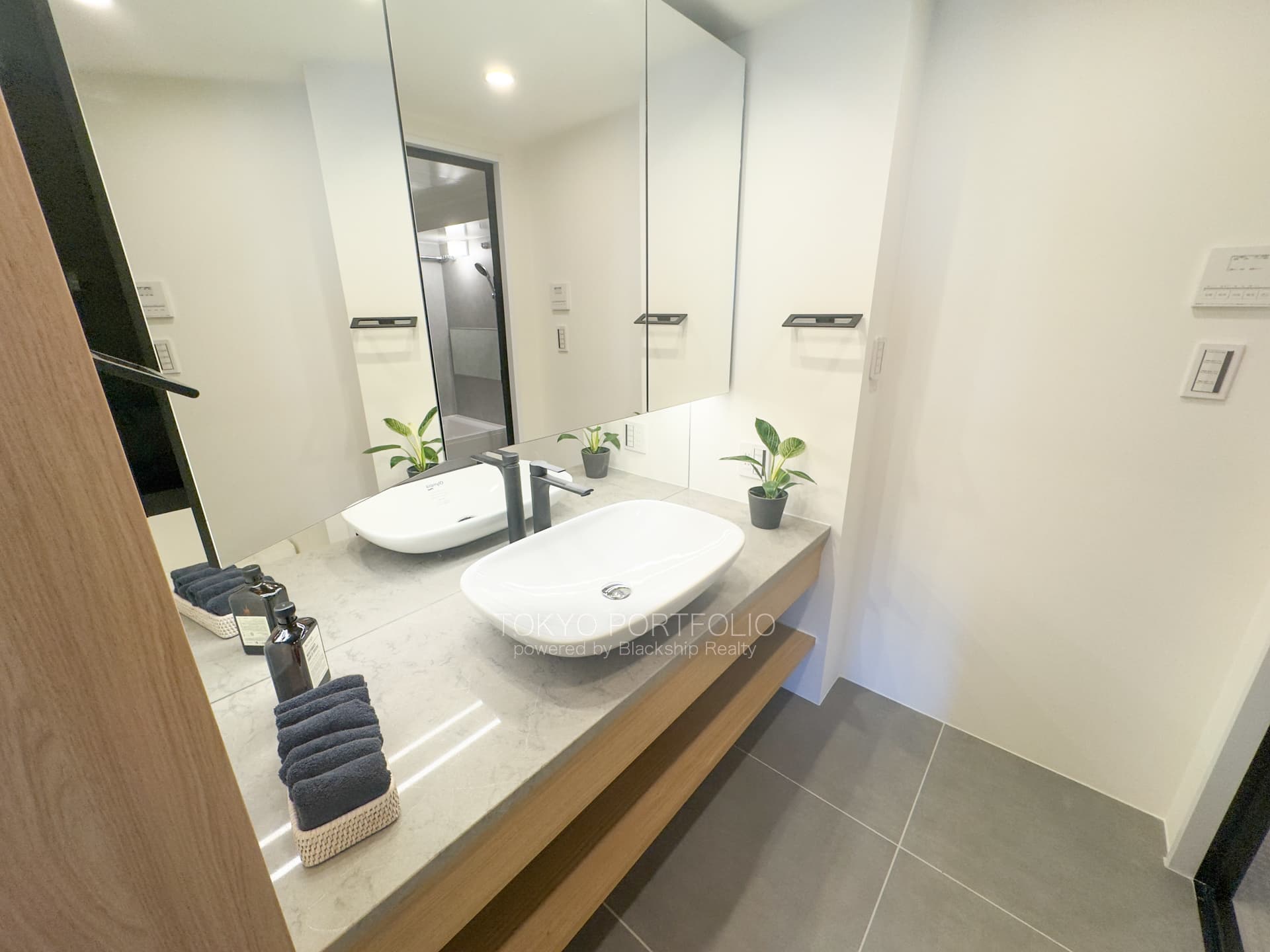Caterina Mita Tower Suite East Arc Building  -07.jpg