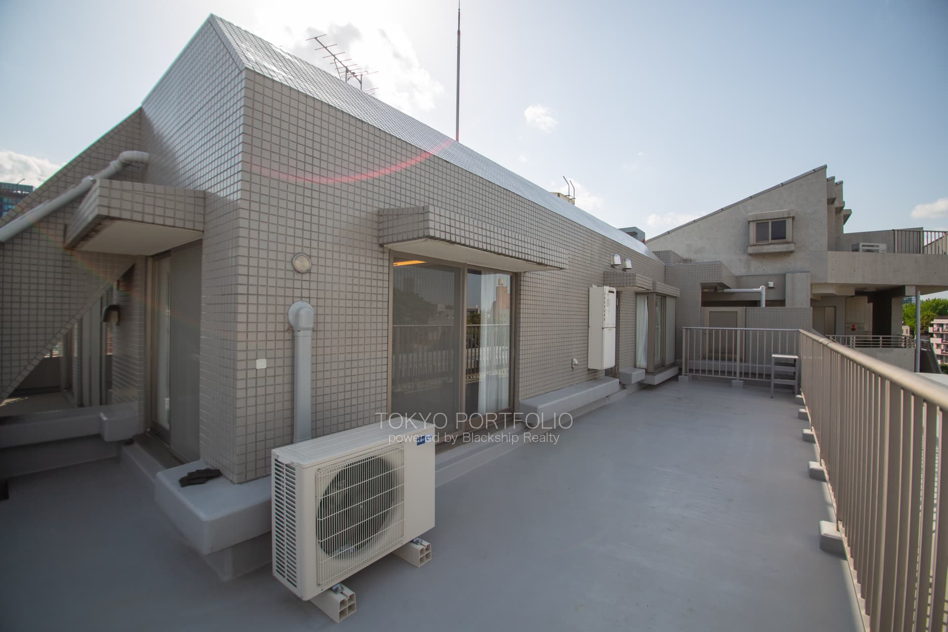 jingu gaien house balcony2.jpg