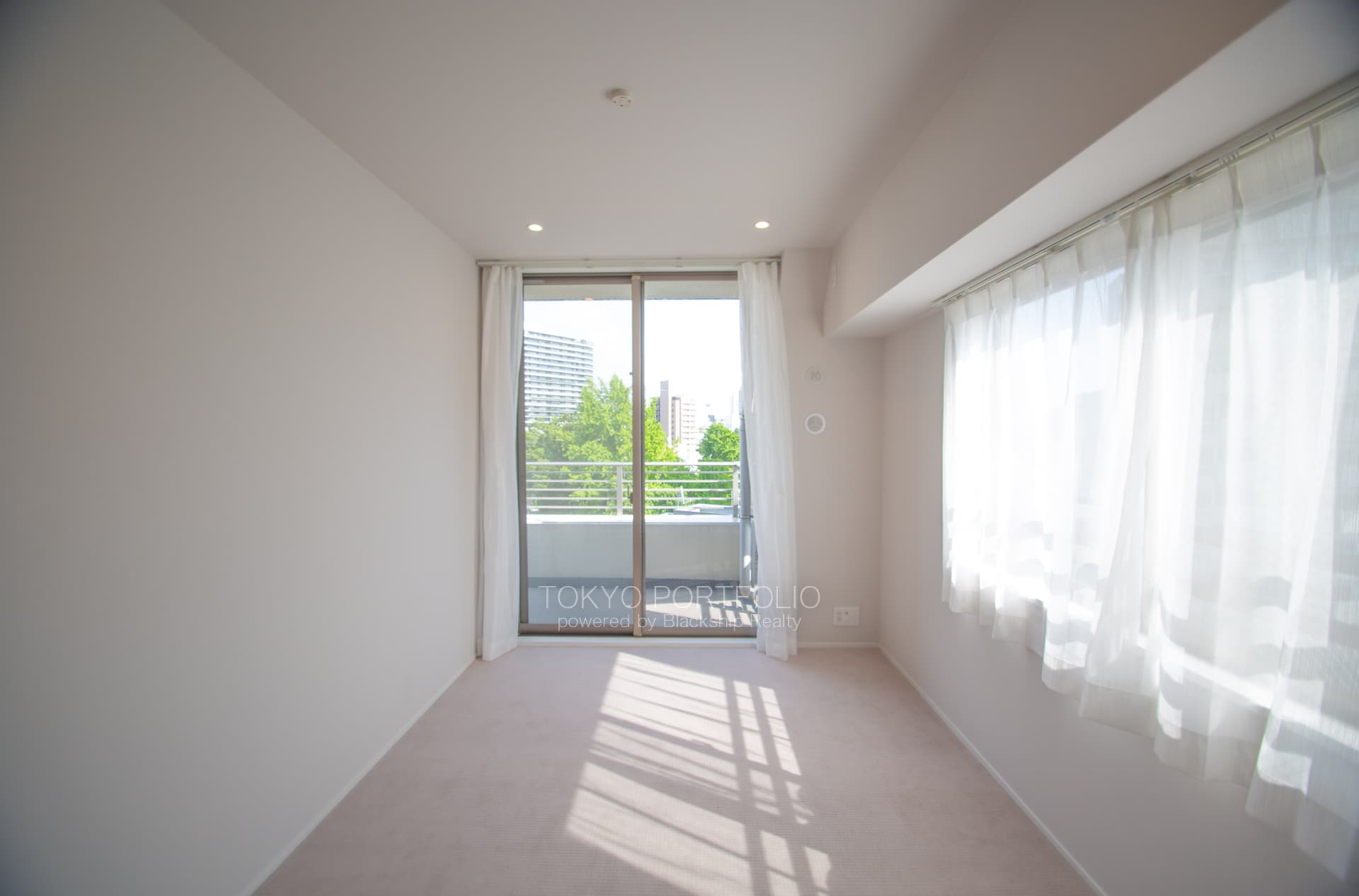 jingu gaien house bedroom2.jpg