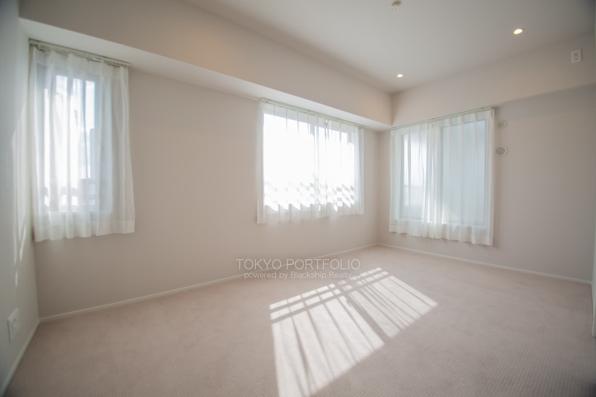 jingu gaien house bedroom.jpg