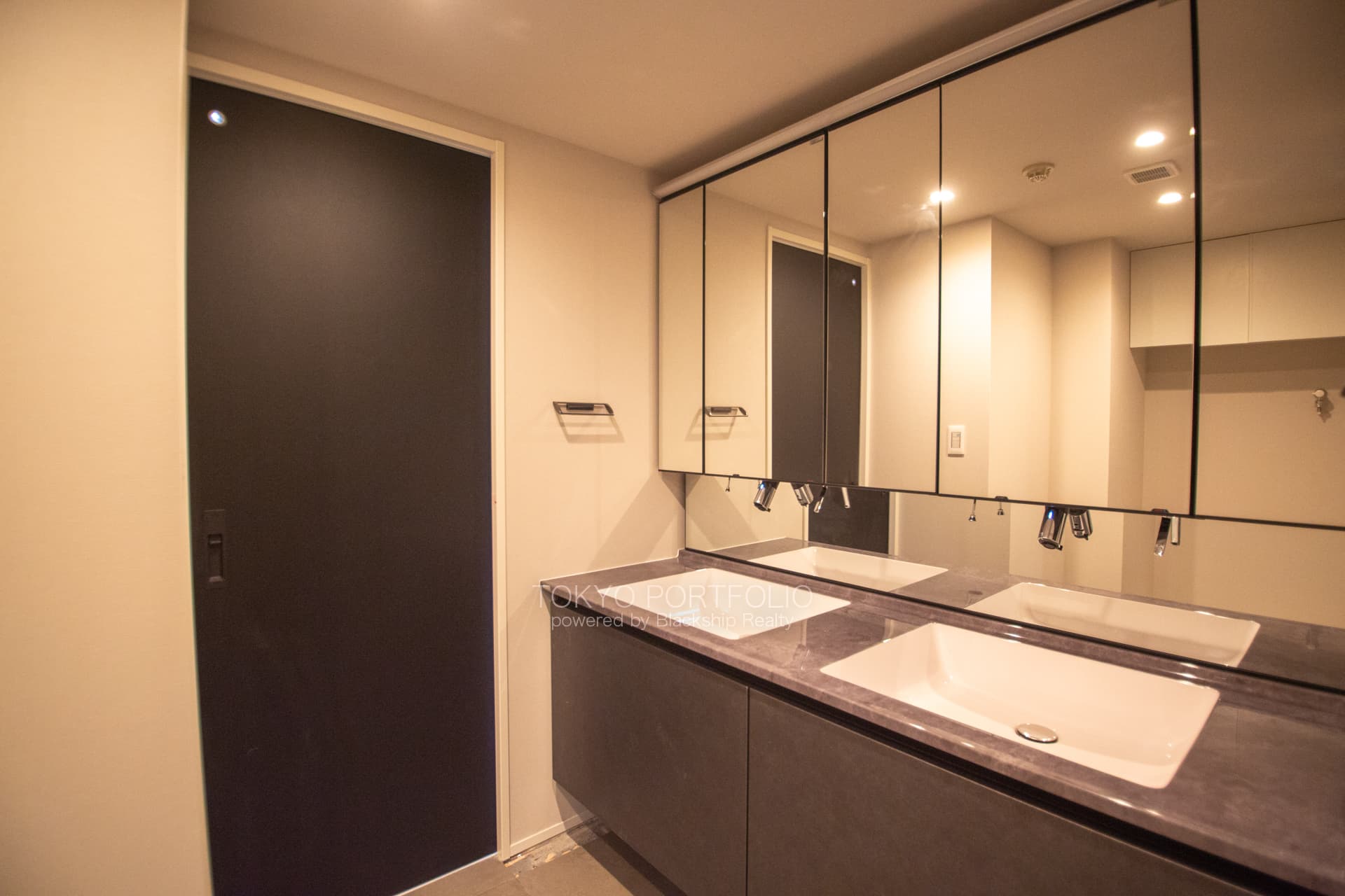 jingu gaien house bathroom2.jpg