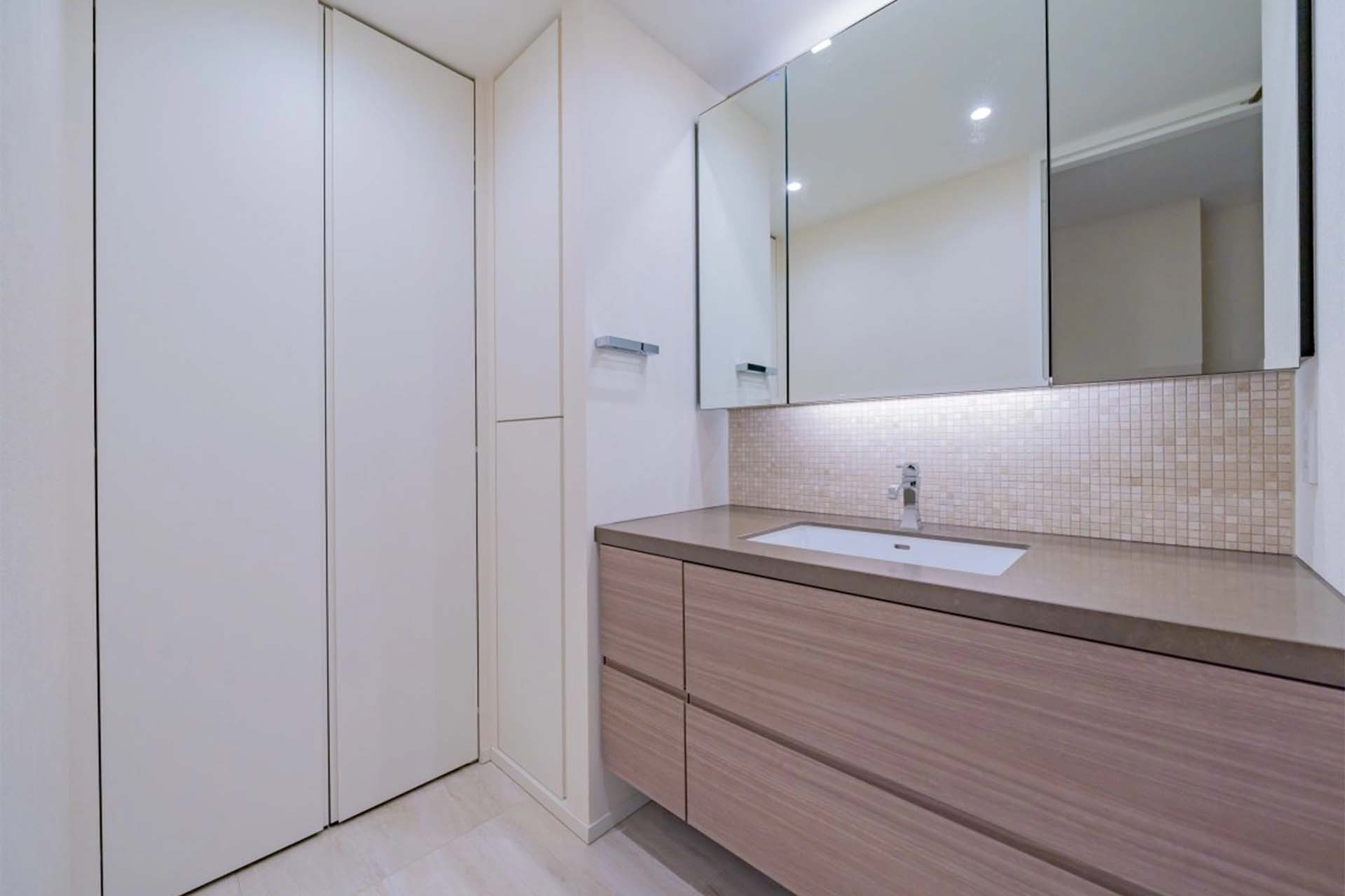 Park Court Toranomon Bathroom.jpg