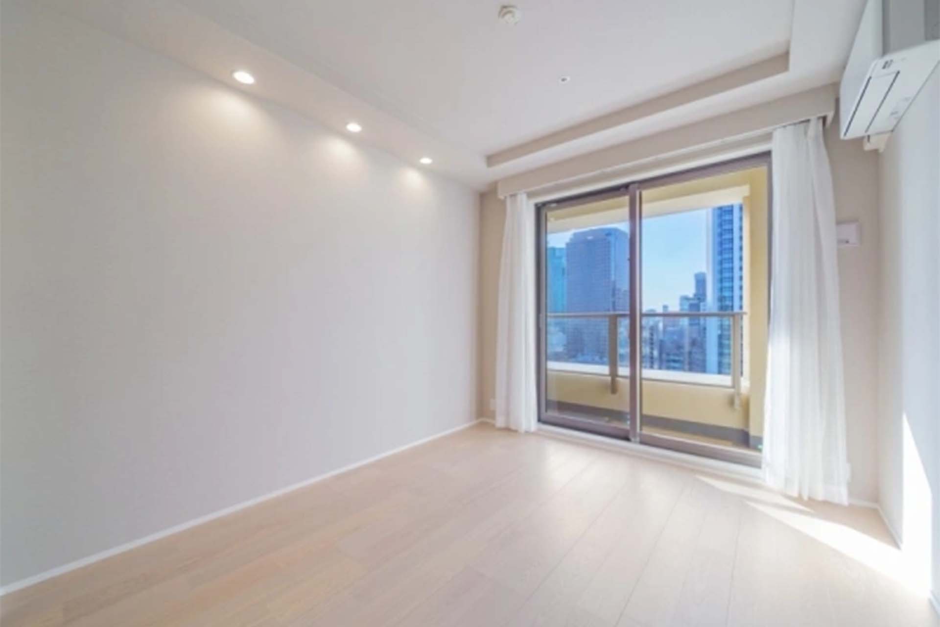 Park Court Toranomon Atago Tower bedroom.jpg