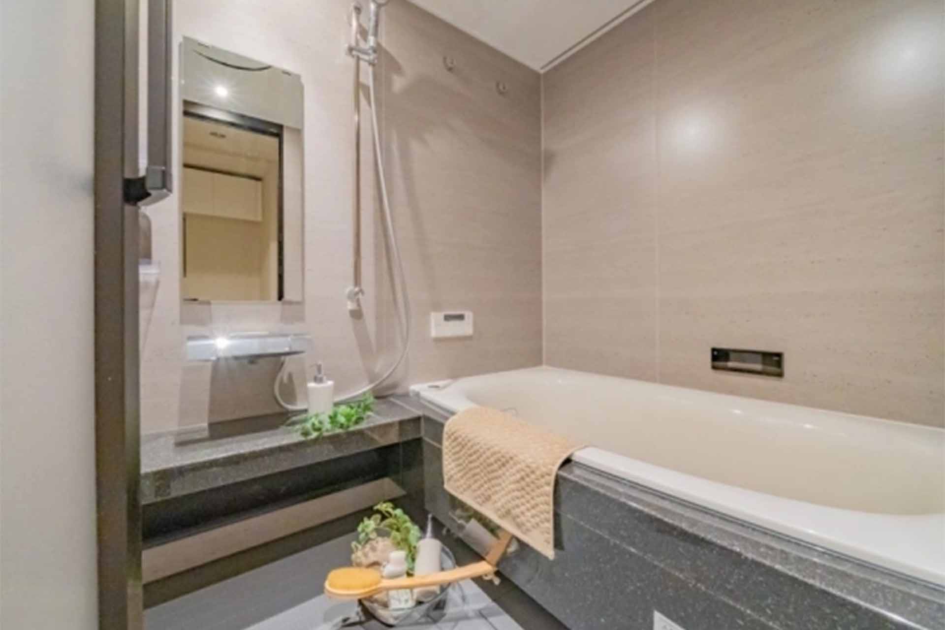 Park Court Toranomon Atago Tower Bathroom.jpg
