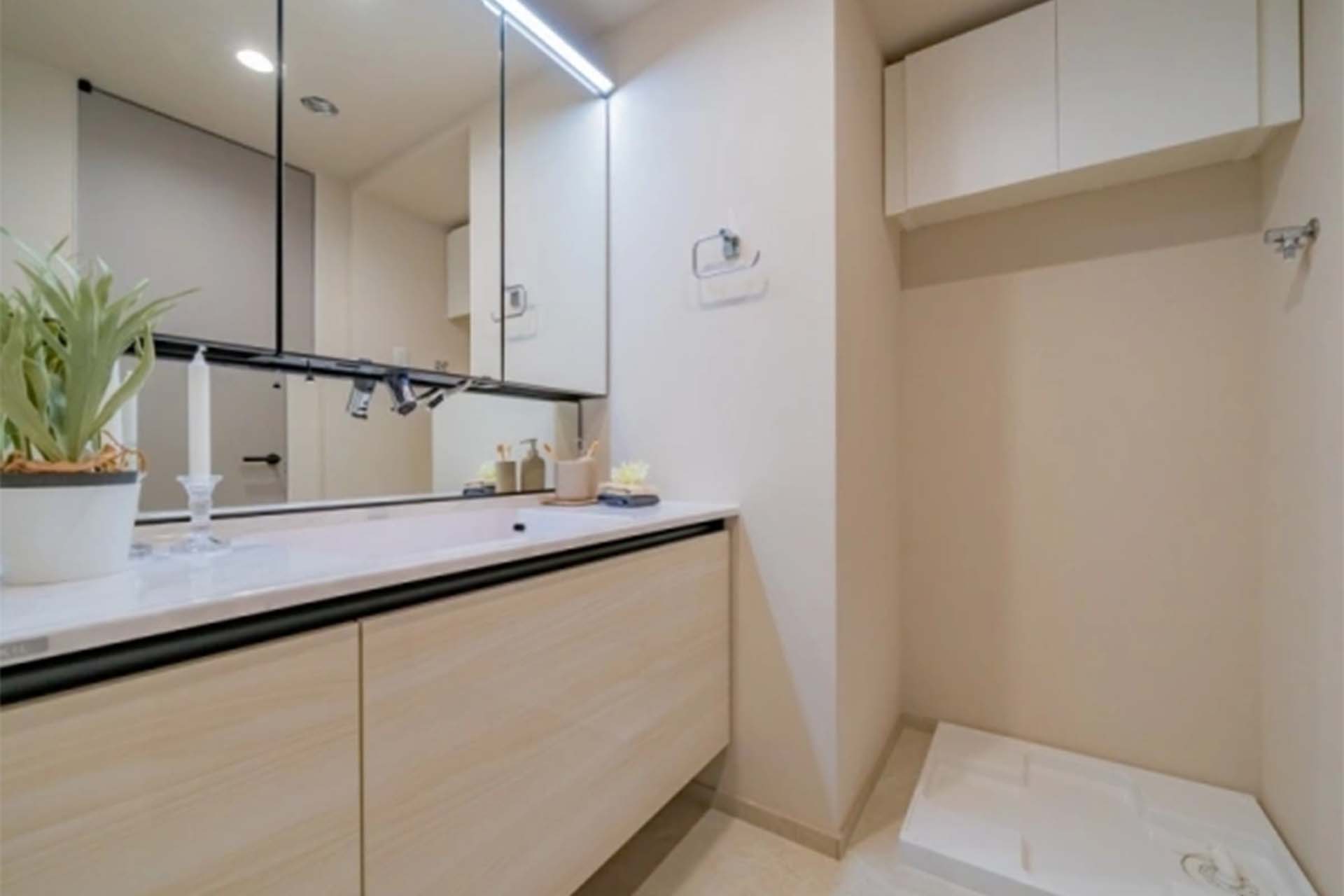 Park Court Toranomon Atago Tower Bathroom2.jpg