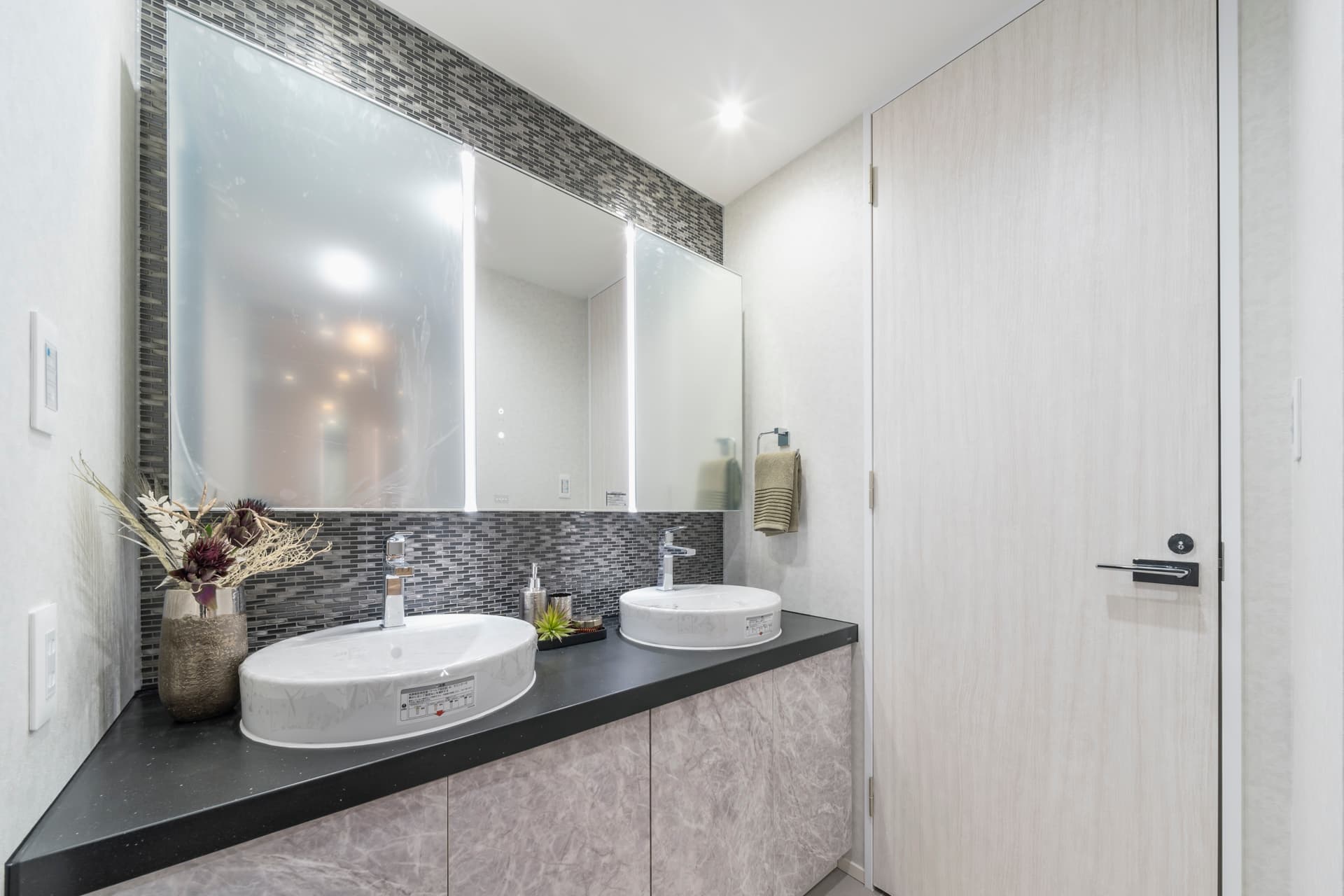Park Court Toranomon Atago Tower bathroom.jpg