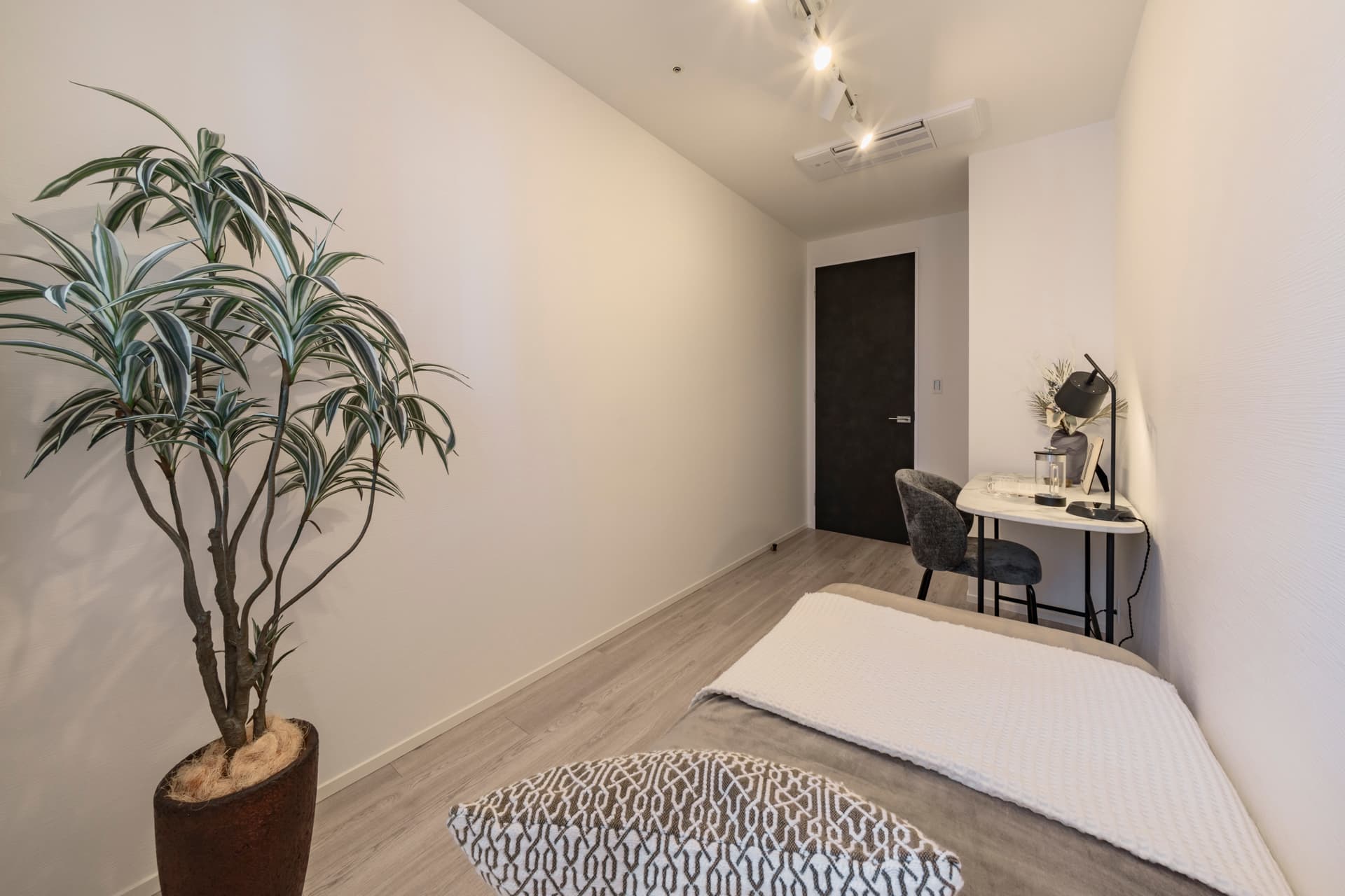 Park Court Toranomon Atago Tower bedroom6.jpg