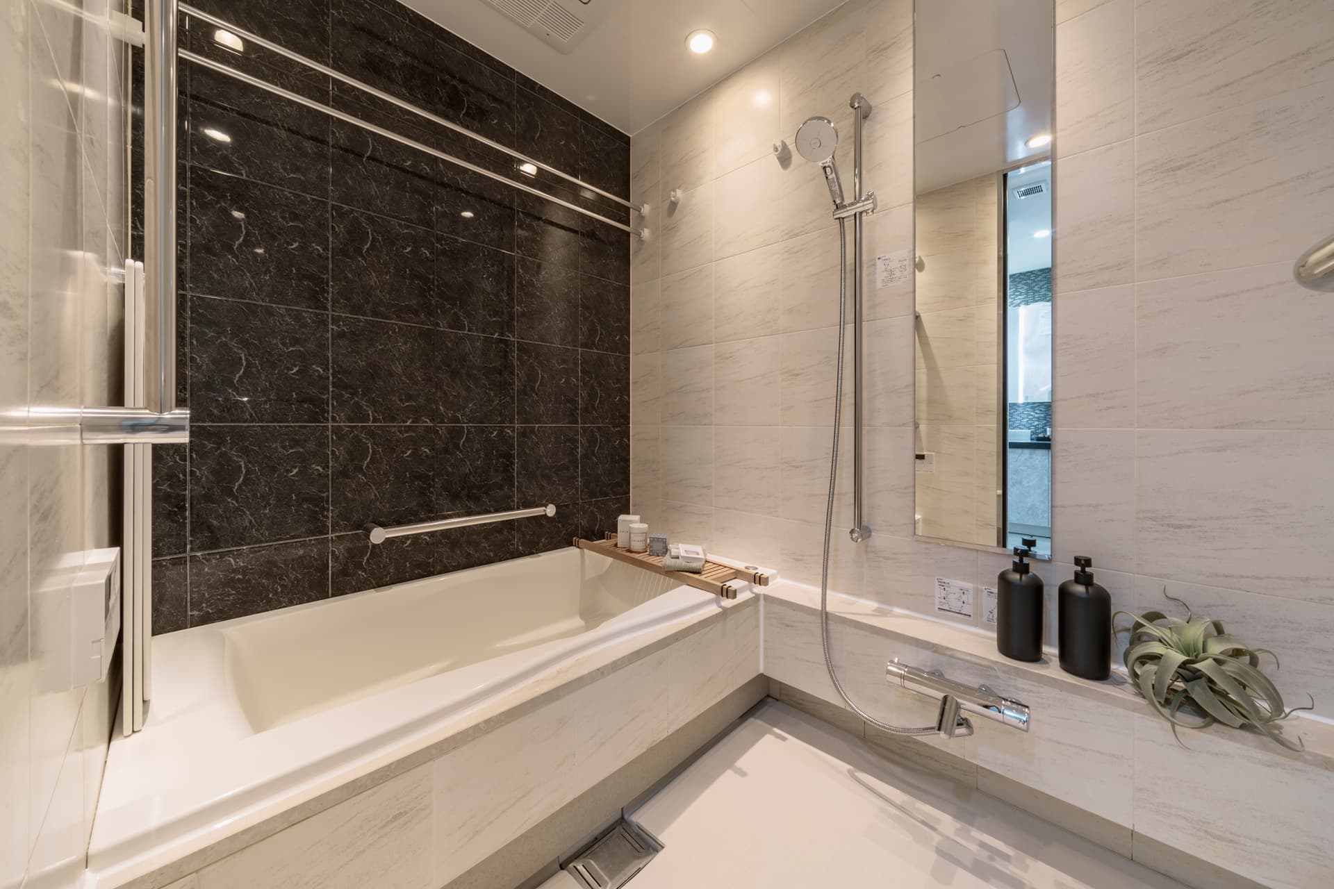Park Court Toranomon Atago Tower bathroom2.jpg
