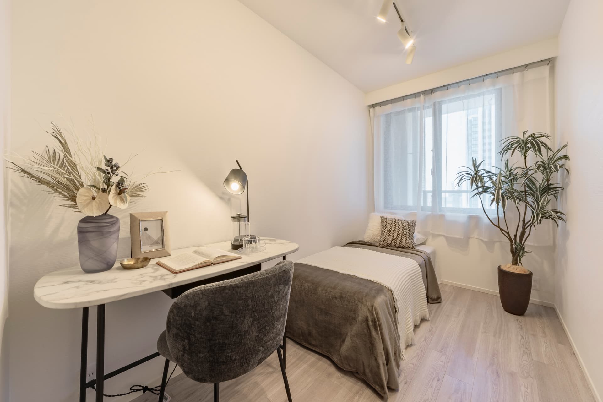 Park Court Toranomon Atago Tower bedroom5.jpg