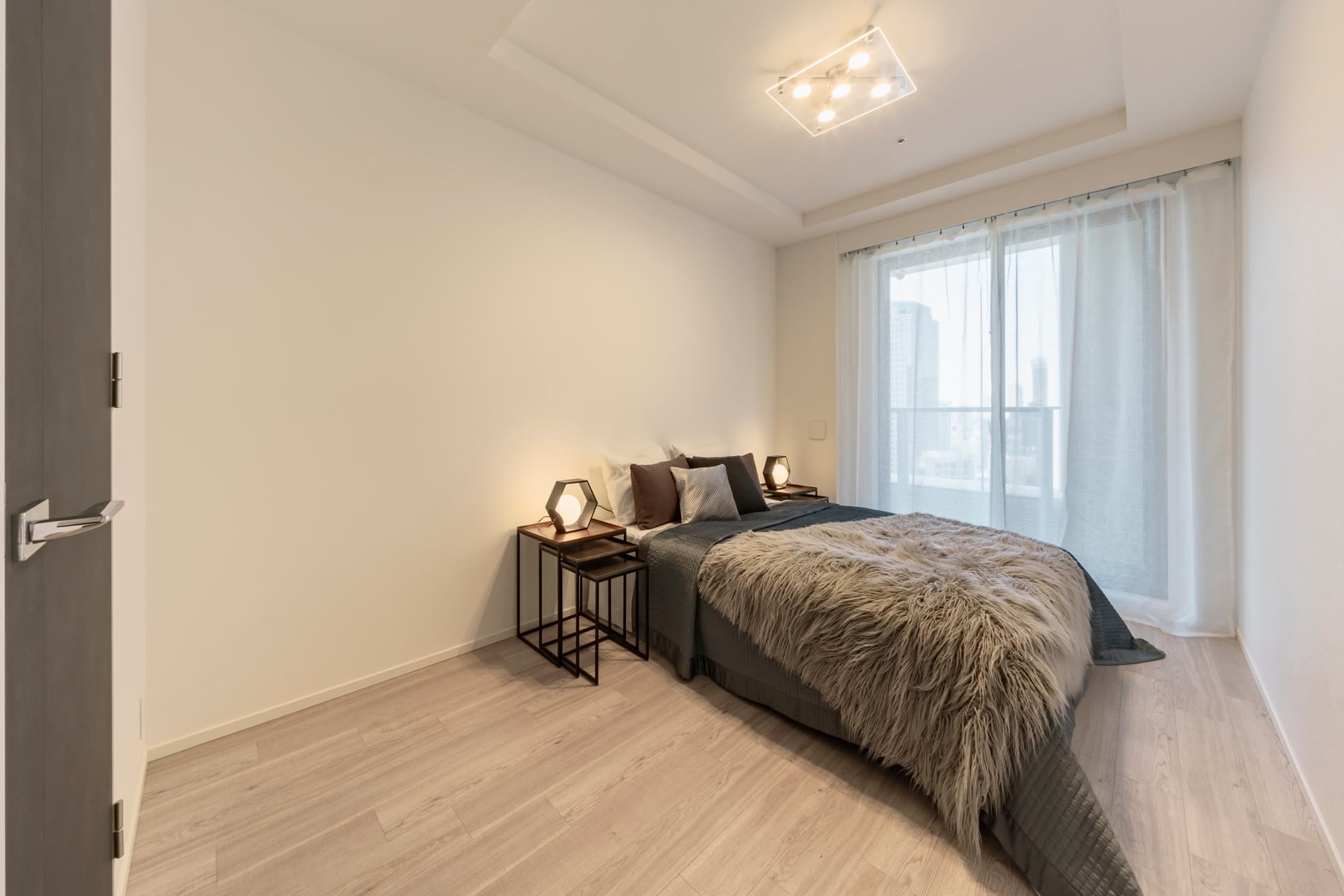 Park Court Toranomon Atago Tower bedroom3.jpg
