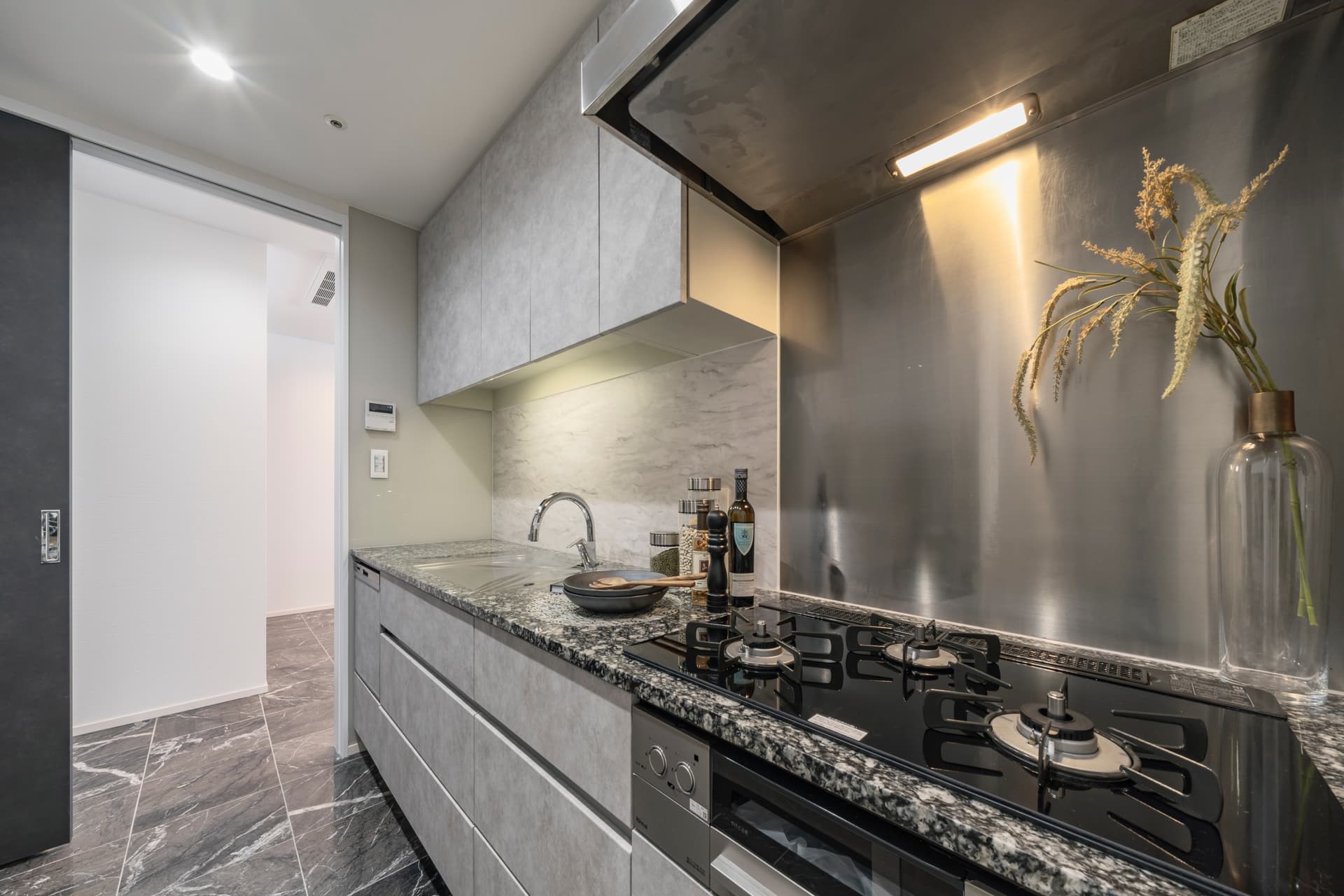 Park Court Toranomon Atago Tower kitchen2.jpg