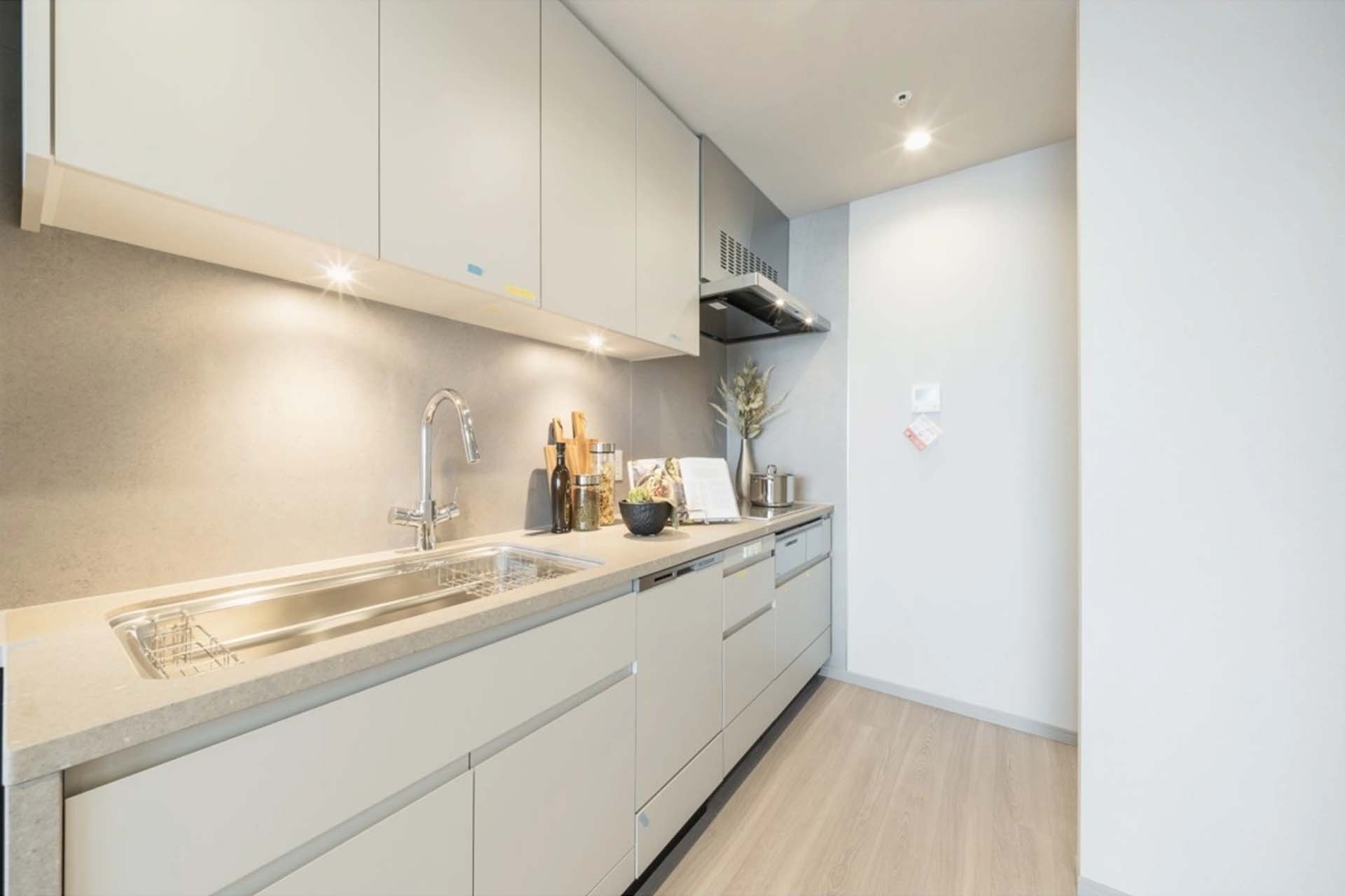 Park Court Azabu-Juban The Tower kitchen.jpg