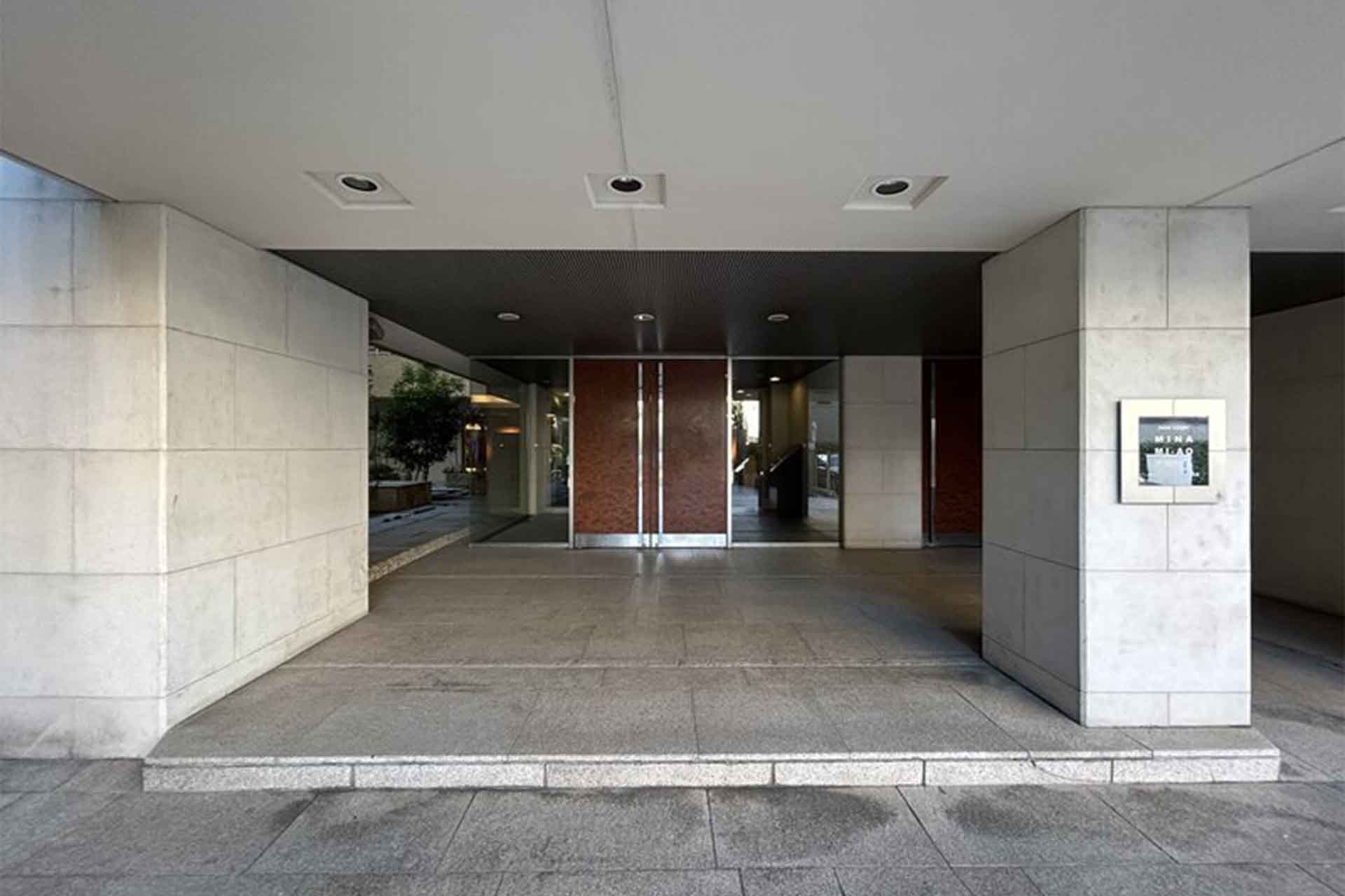 Park Court Minamiaoyama Hilltop Residence ent.jpg