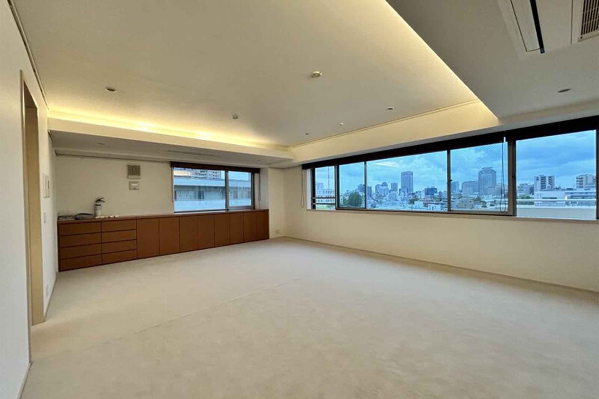 Park Court Minamiaoyama Hilltop Residence LDK.jpg