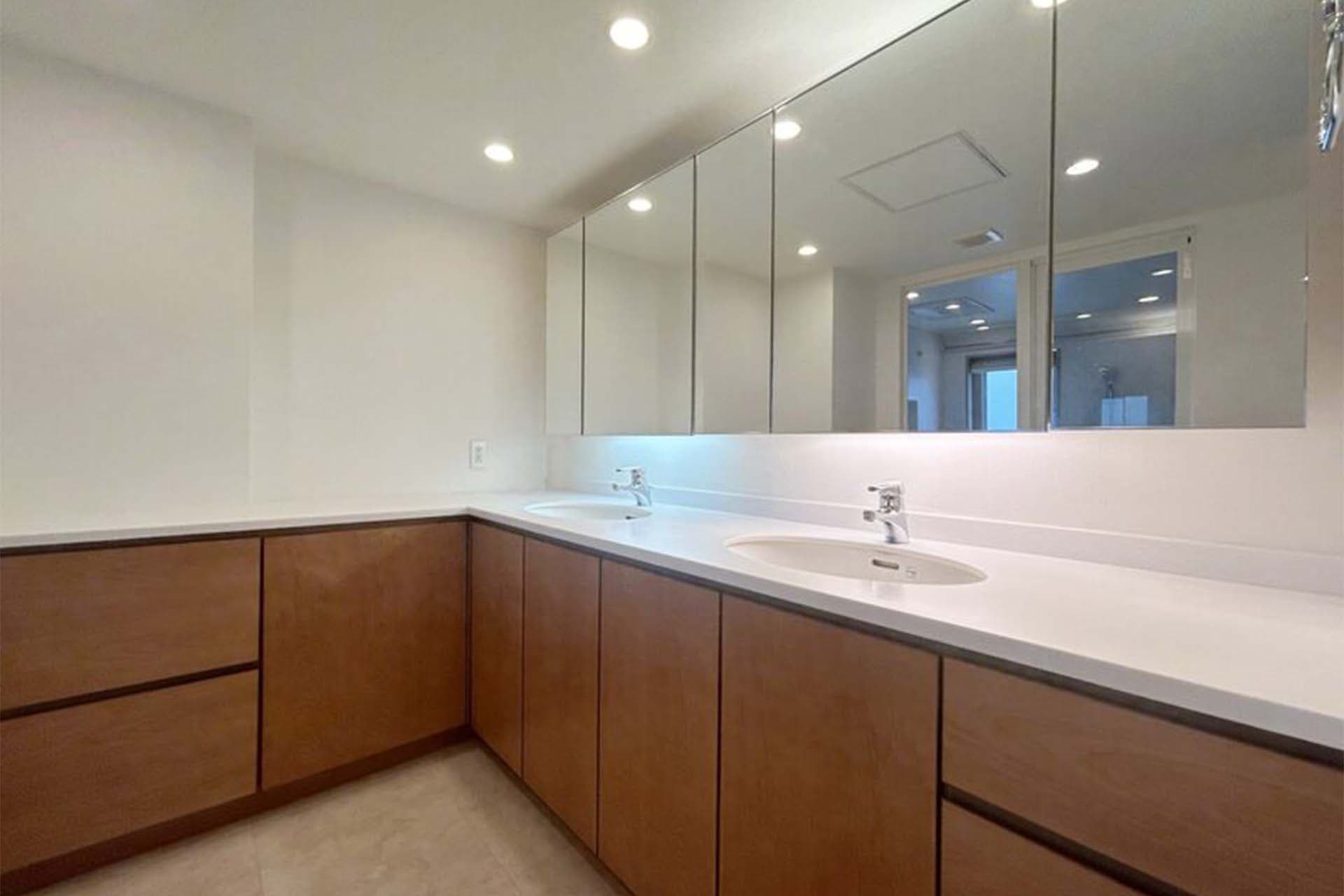 Park Court Minamiaoyama Hilltop Residence bathroom2.jpg