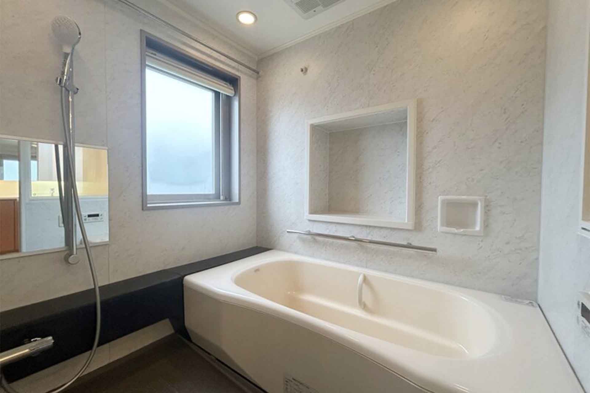 Park Court Minamiaoyama Hilltop Residence bathroom.jpg